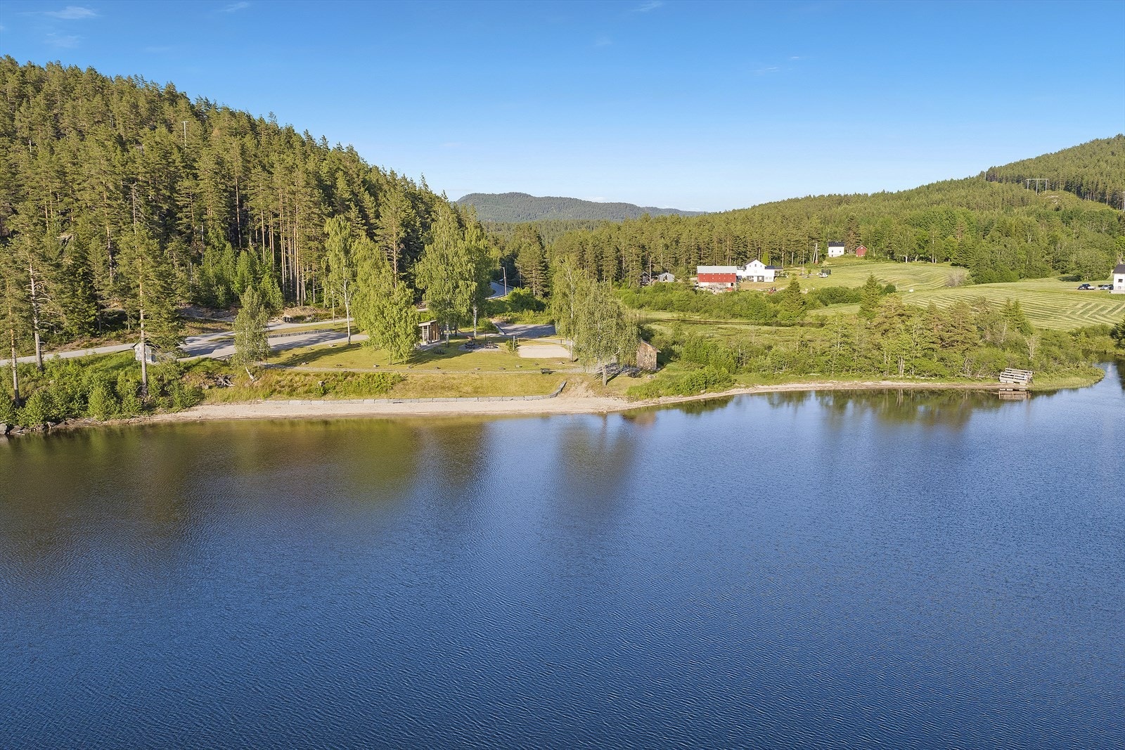 Her er det en lang og fin sandstrand - et perfekt sted på en varm sommerdag. Galleribilde