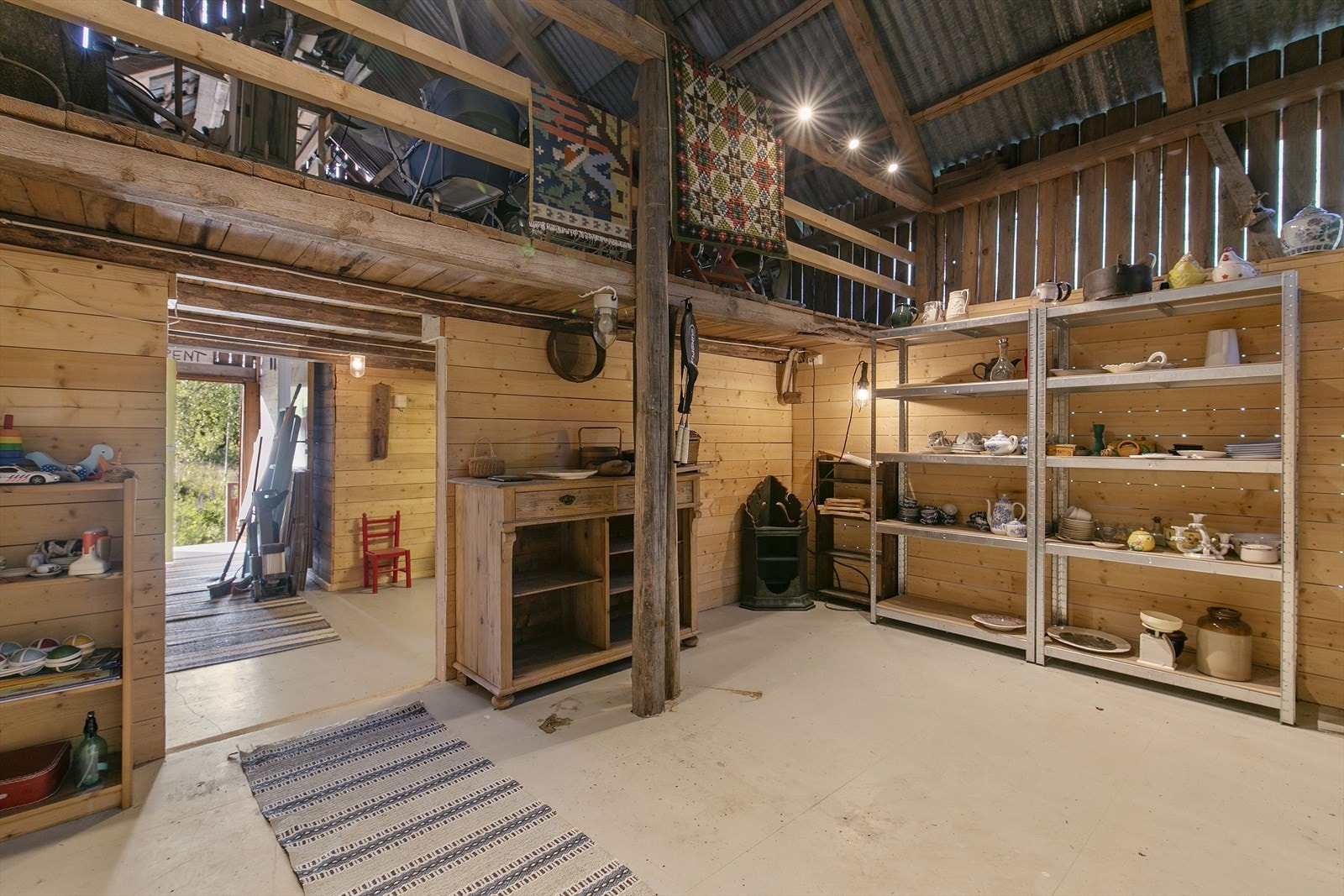 Låven har blitt brukt til lagring/oppbevaring. Galleribilde