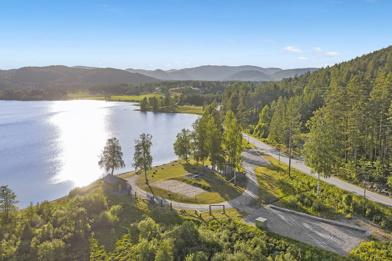 Ved idylliske Åkrevatnet i Drangedal finner du Kåsmyra. En flott offentlig badeplass med sandvolleyballbane, grillplass og gode solforhold. Galleribilde