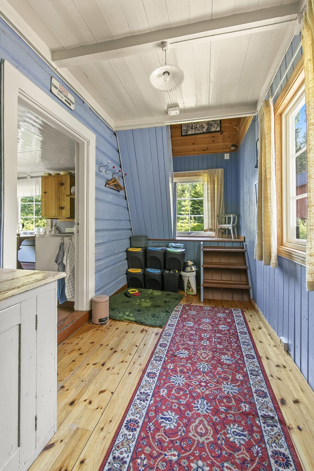 Entrèen fører deg inn i den koselige gangen. Herfra er det etasjetrapp og tilgang til stue, kjøkken og bad. Galleribilde