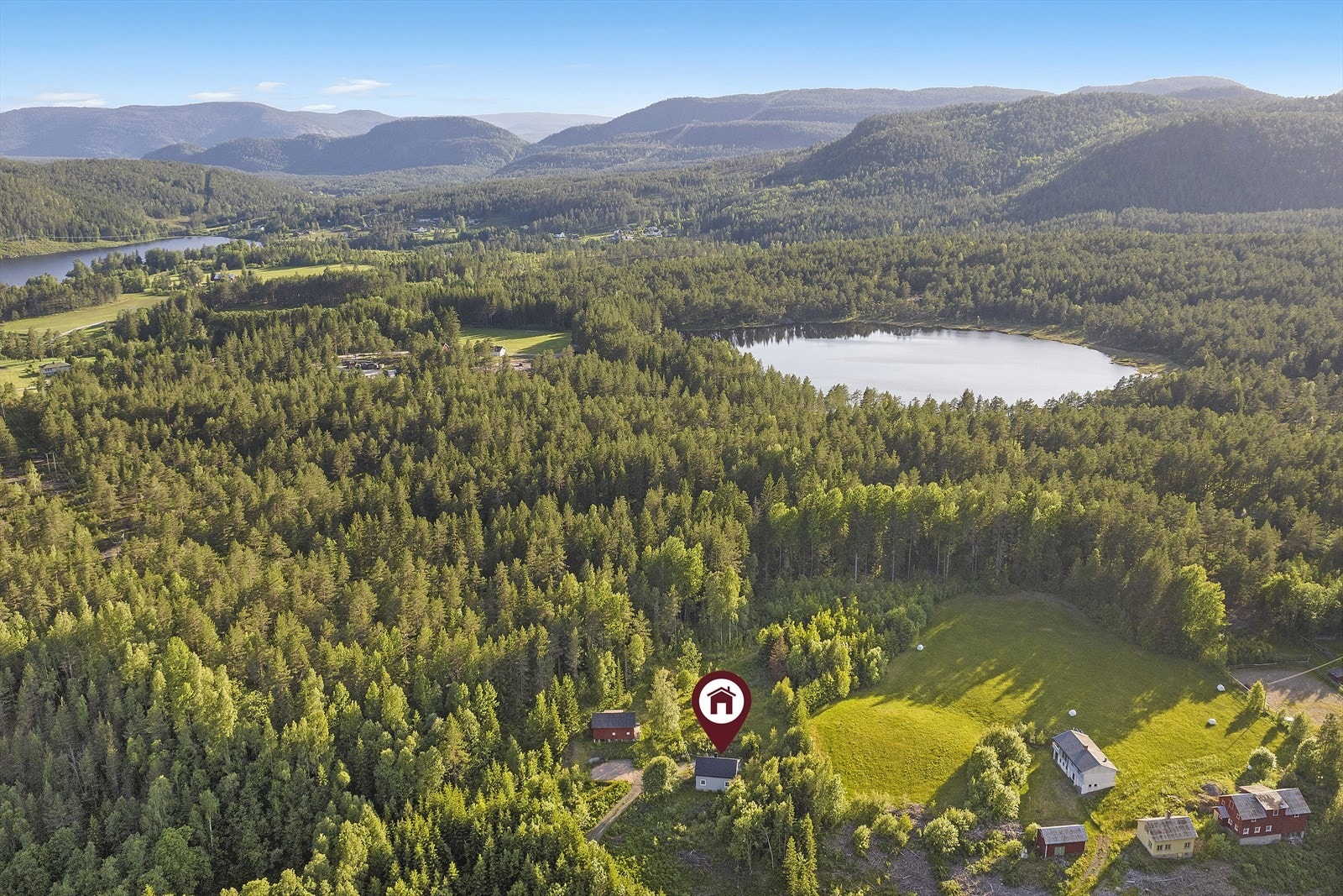 Eneboligen ligger i Kjosen, som har nok av bade- og fiskemuligheter i sine mange vann. Galleribilde