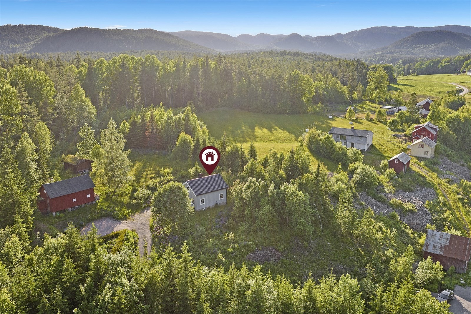 Eiendommen består av en enebolig, låve og stabbur. Galleribilde