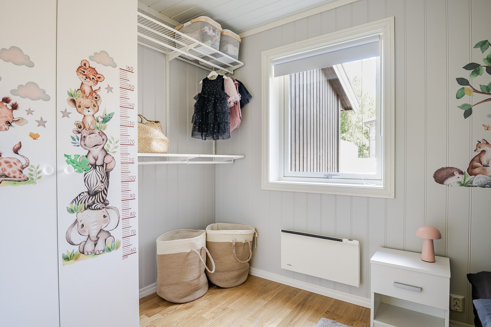 På soverommet er det plass til seng og kontorpult, samt oppbevaringsplass i både garderobeskap og åpen garderobeløsning med hyller og oppheng. Galleribilde