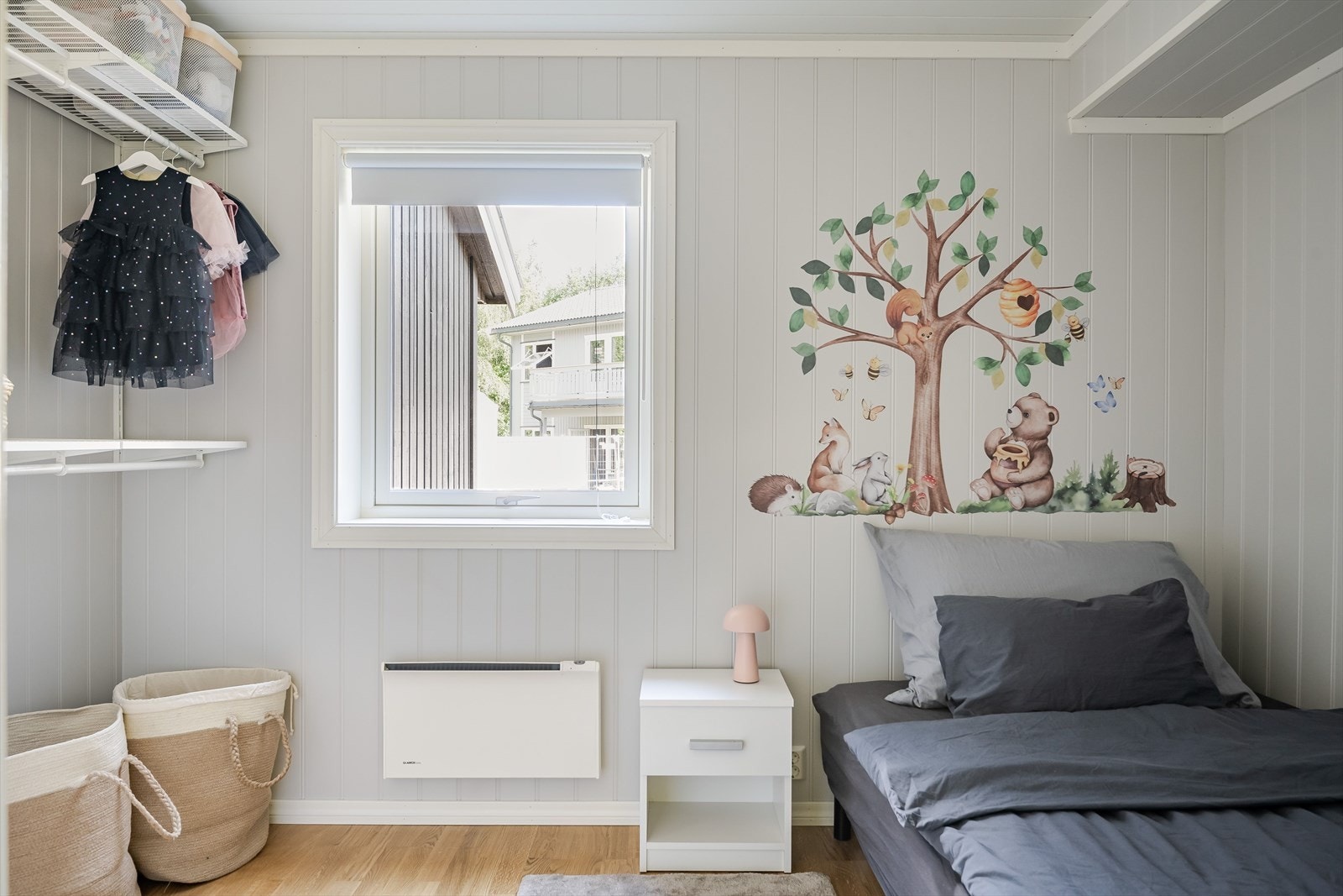 Soverom 2 er et lyst og fint rom som i dag er innredet som et nydelig barnerom. Galleribilde