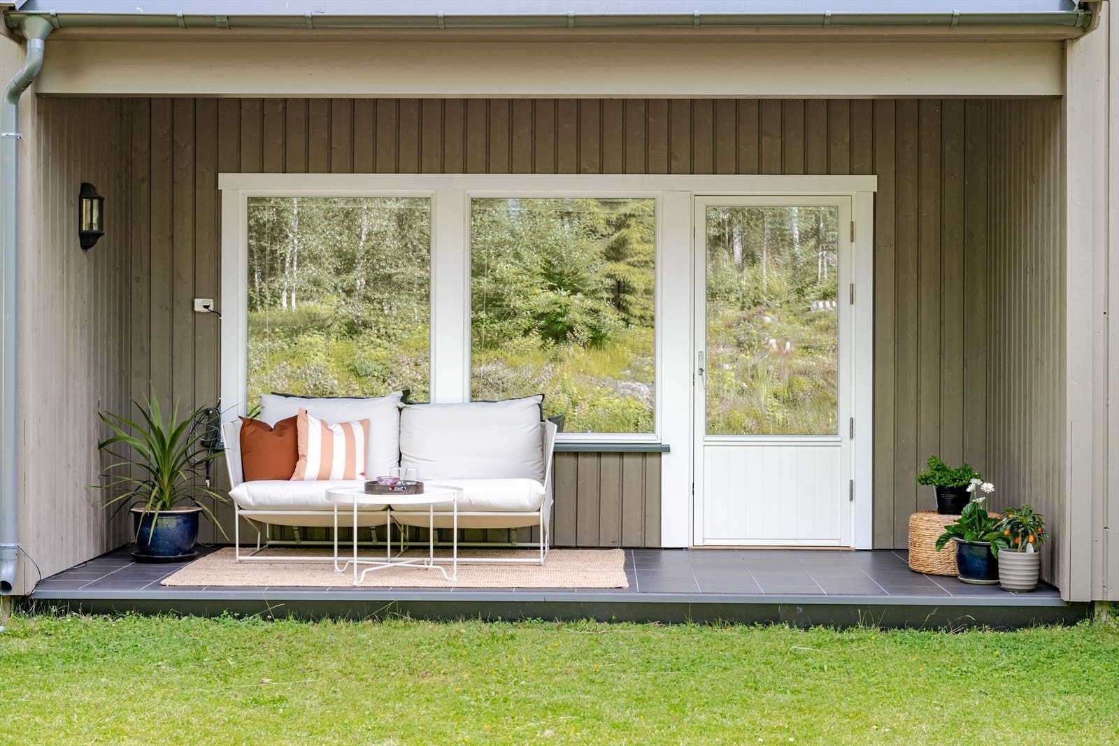 Fra stuen er det utgang til en flott og solrik terrasse mot vest. Terrassen er overbygget, har betongdekke belagt med mørke fliser og god plass til sittegruppe. Det er også montert utebelysning og stikkontakt. Galleribilde