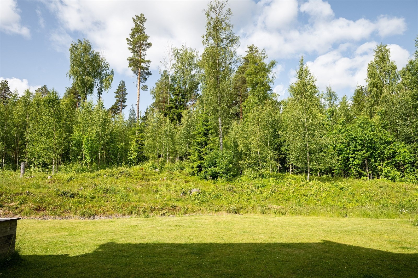 Utenfor terrassen er det grønne fellesarealer som grenser mot frodige friarealer ved Christianfjeld festning. Her bor du med fine friluftsområder rett utenfor døren! Galleribilde