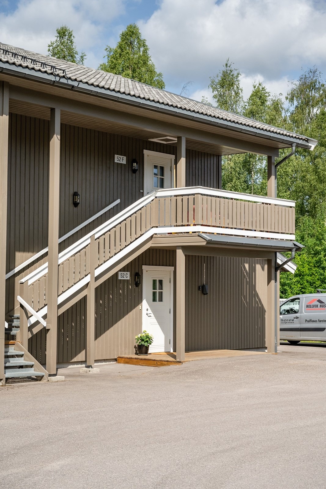 Du ønskes velkommen inn via et hyggelig overbygget inngangsparti med terrasseplatting. Galleribilde