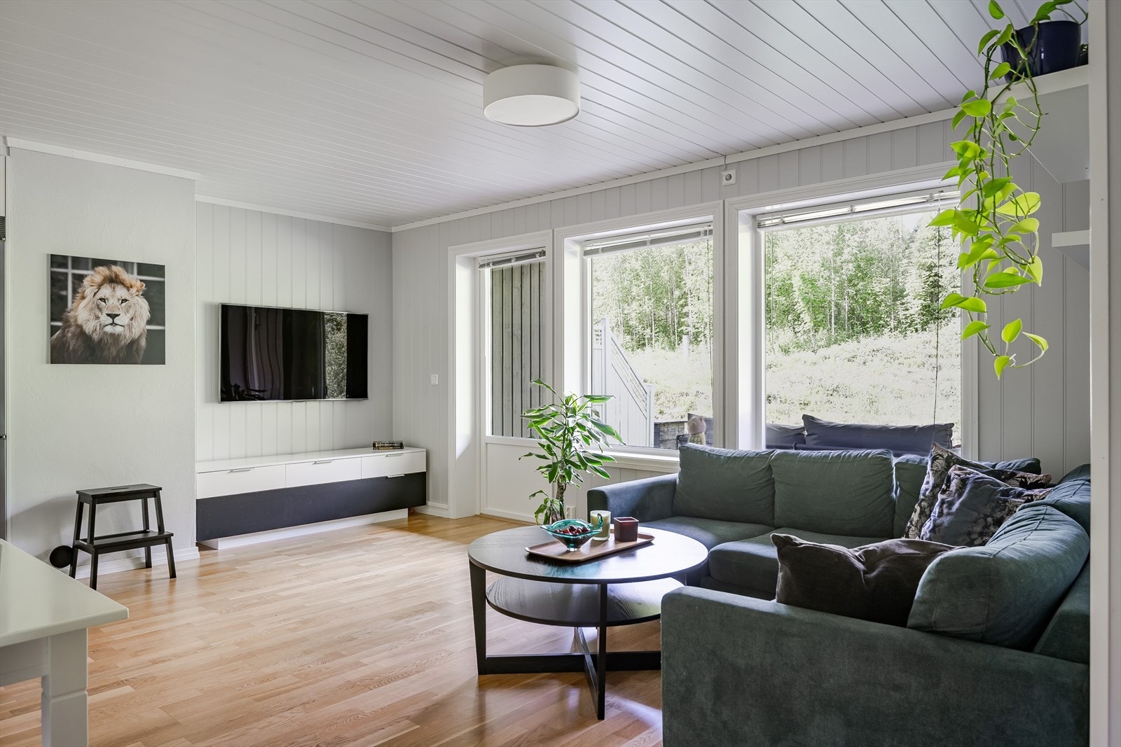 Leiligheten har en god planløsning som utnytter plassen optimalt med åpen stue- og kjøkkenløsning, 2 soverom, bad/vaskerom og bod/teknisk rom. Galleribilde