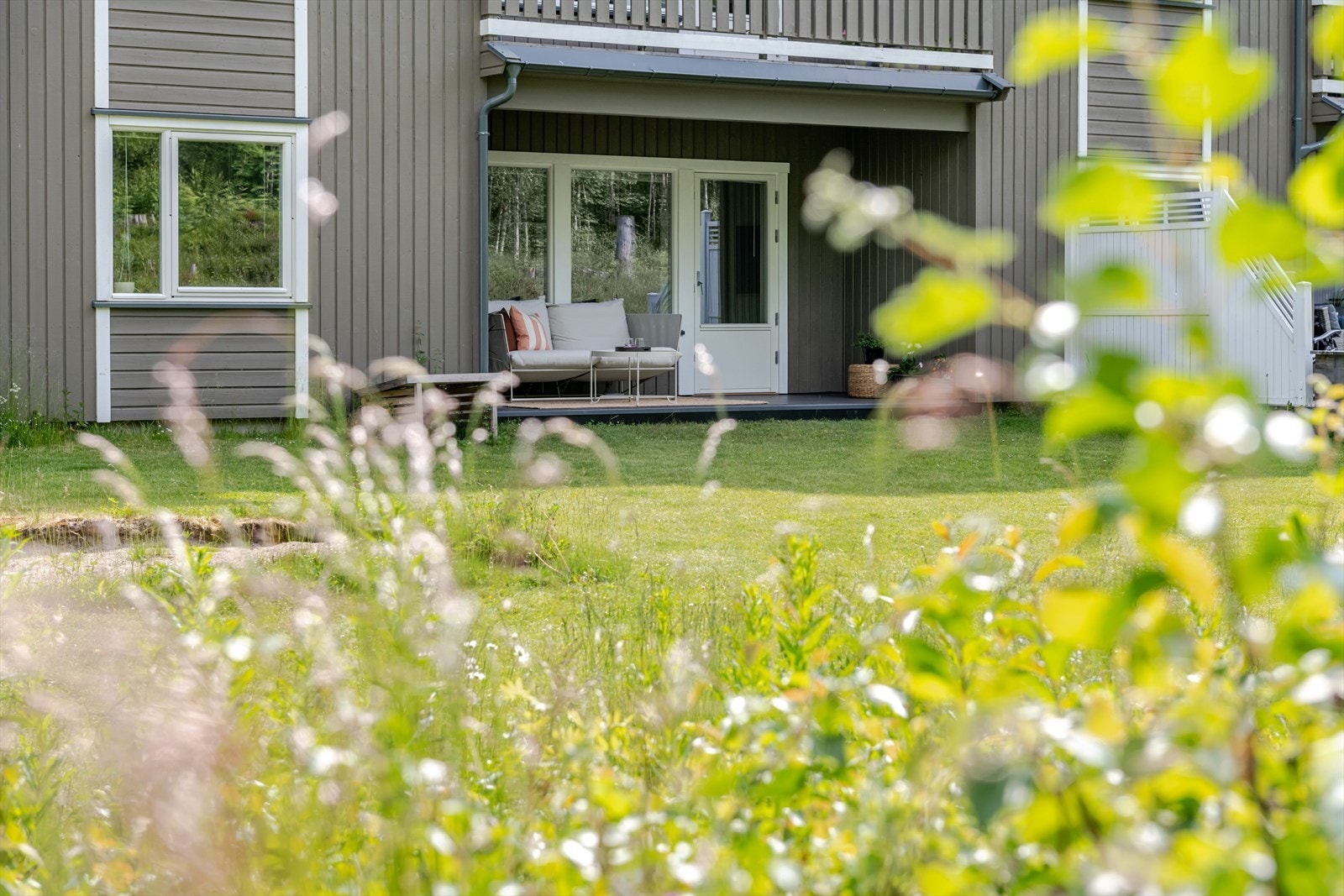 Terrassen vender mot vest som sørger for gode solforhold på ettermiddag og kveld. Dette er uten tvil en skikkelig fin plass for lange og late sommerdager! Galleribilde