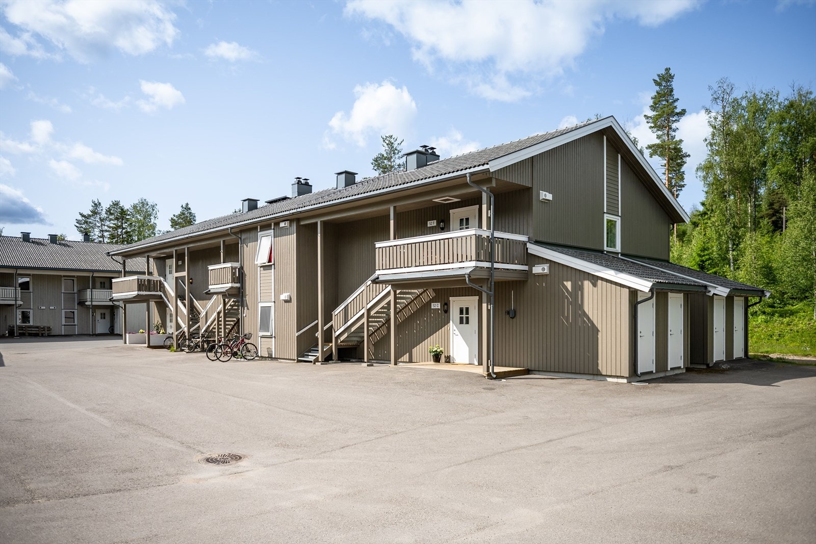 I tillegg disponerer leiligheten en utvendig bod på 5m², samt en biloppstillingsplass med elbil-lader i felles carportanlegg. Galleribilde