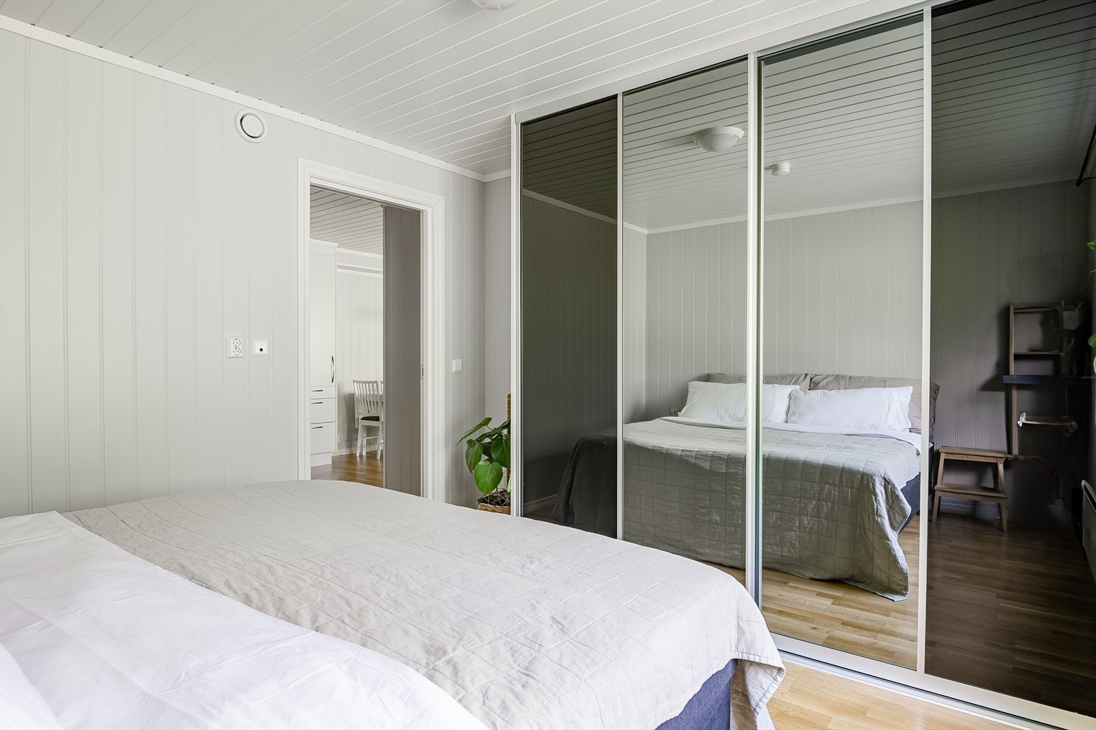 På soverommet er det naturlig plass til stor dobbeltseng med tilhørende nattbord, samt rikelig med oppbevaringsplass i stor plassbygget skyvedørsgarderobe. Galleribilde