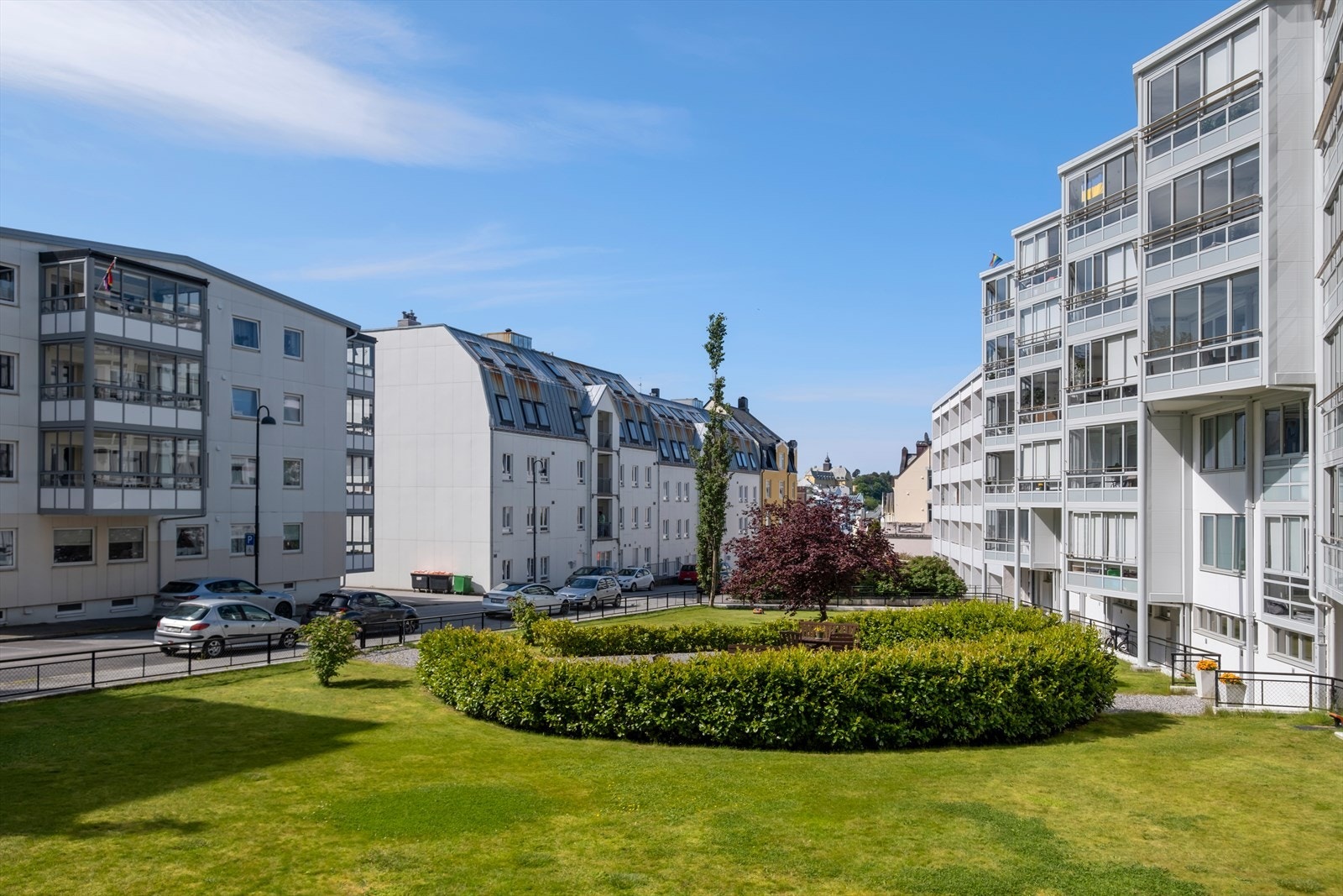 Borettslaget disponerer pent opparbeidet uteområde på fremsiden av bygget Galleribilde