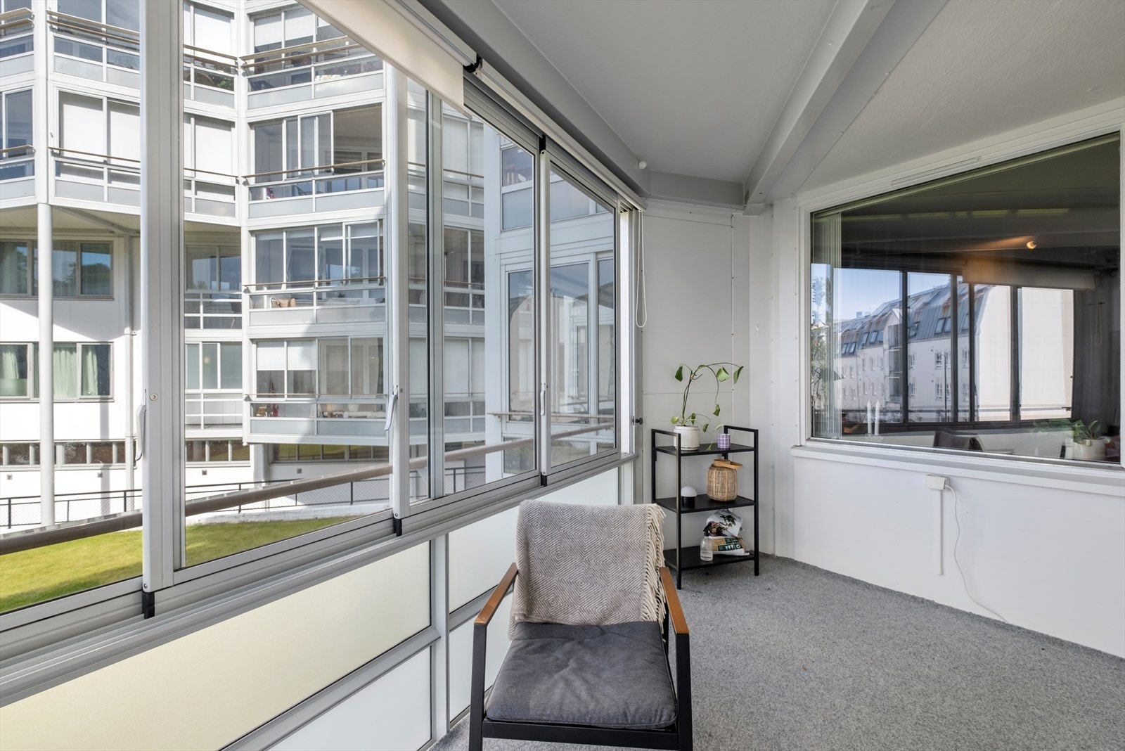 Inneglasset balkong med god plass til sittegruppe Galleribilde