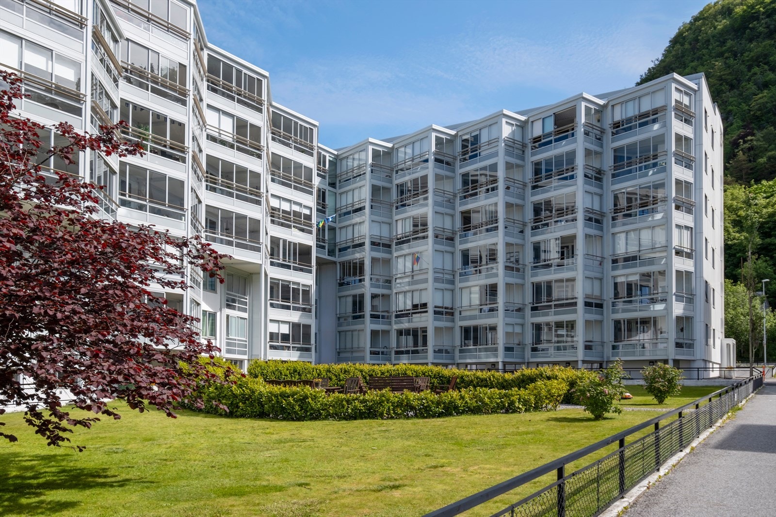 Meget pen andelsleilighet med stor innglasset balkong og meget sentral beliggenhet i veldrevet borettslag i Skaregata i Ålesund sentrum. Galleribilde