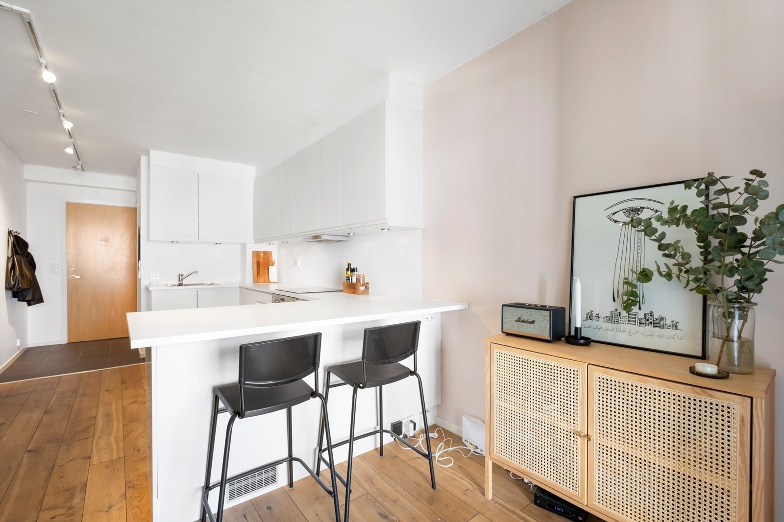 Kjøkken med mye skap- og benkplass Galleribilde