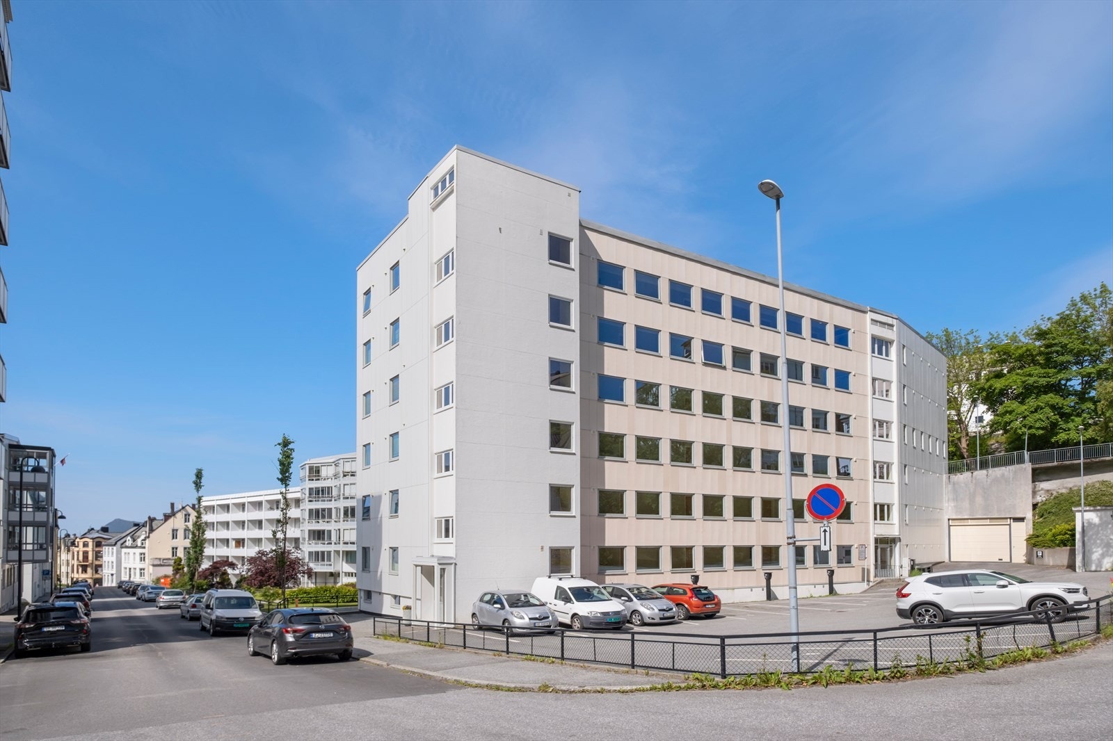 Fasade - borettslaget disponerer parkeringsplasser på baksiden av bygget. Galleribilde