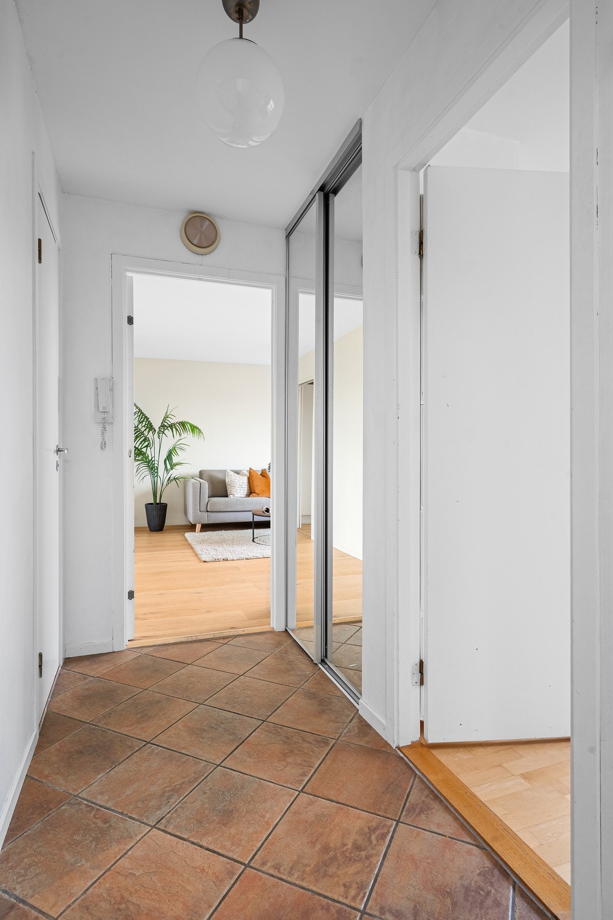 Romslig entré. Galleribilde