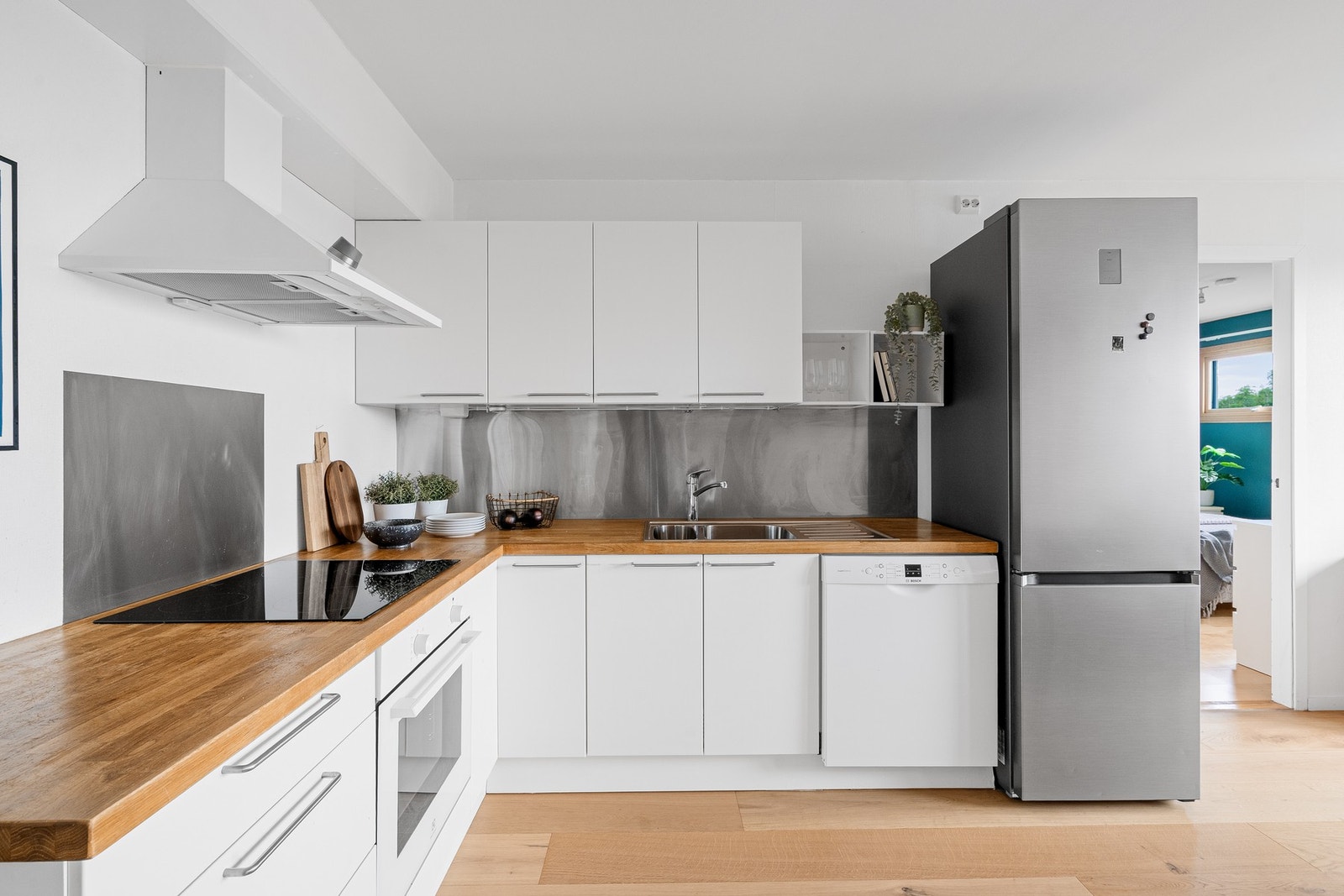 Moderne kjøkken fra 2015, benkeplate av tre, integrert stekeovn og platetopp (fra 2025). Galleribilde