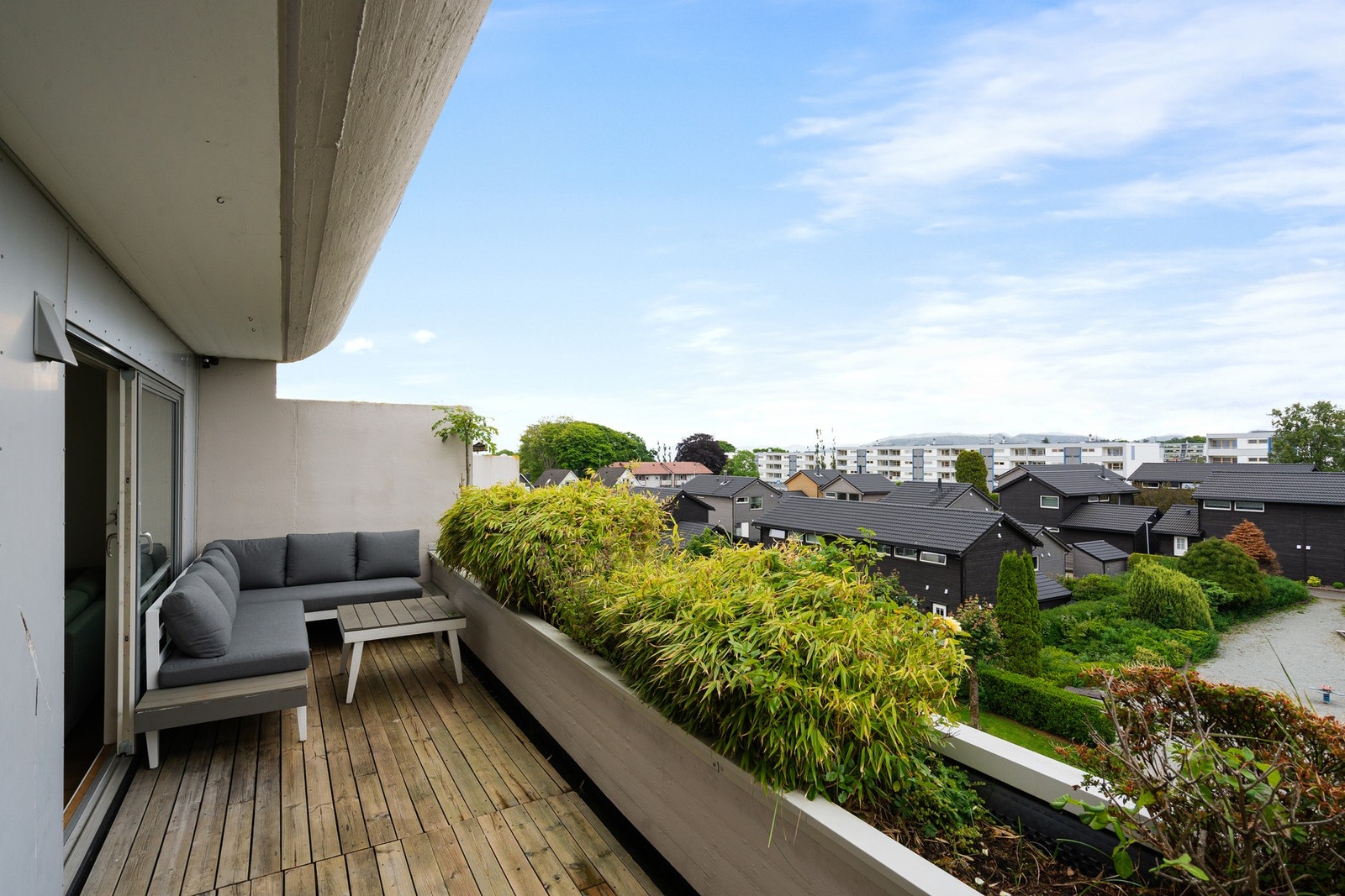 Leiligheten kan skilte med oppusset bad, funksjonell planløsning, gjestetoalett, 2 soverom og 2 balkonger hvorav den ene er innglasset. Galleribilde