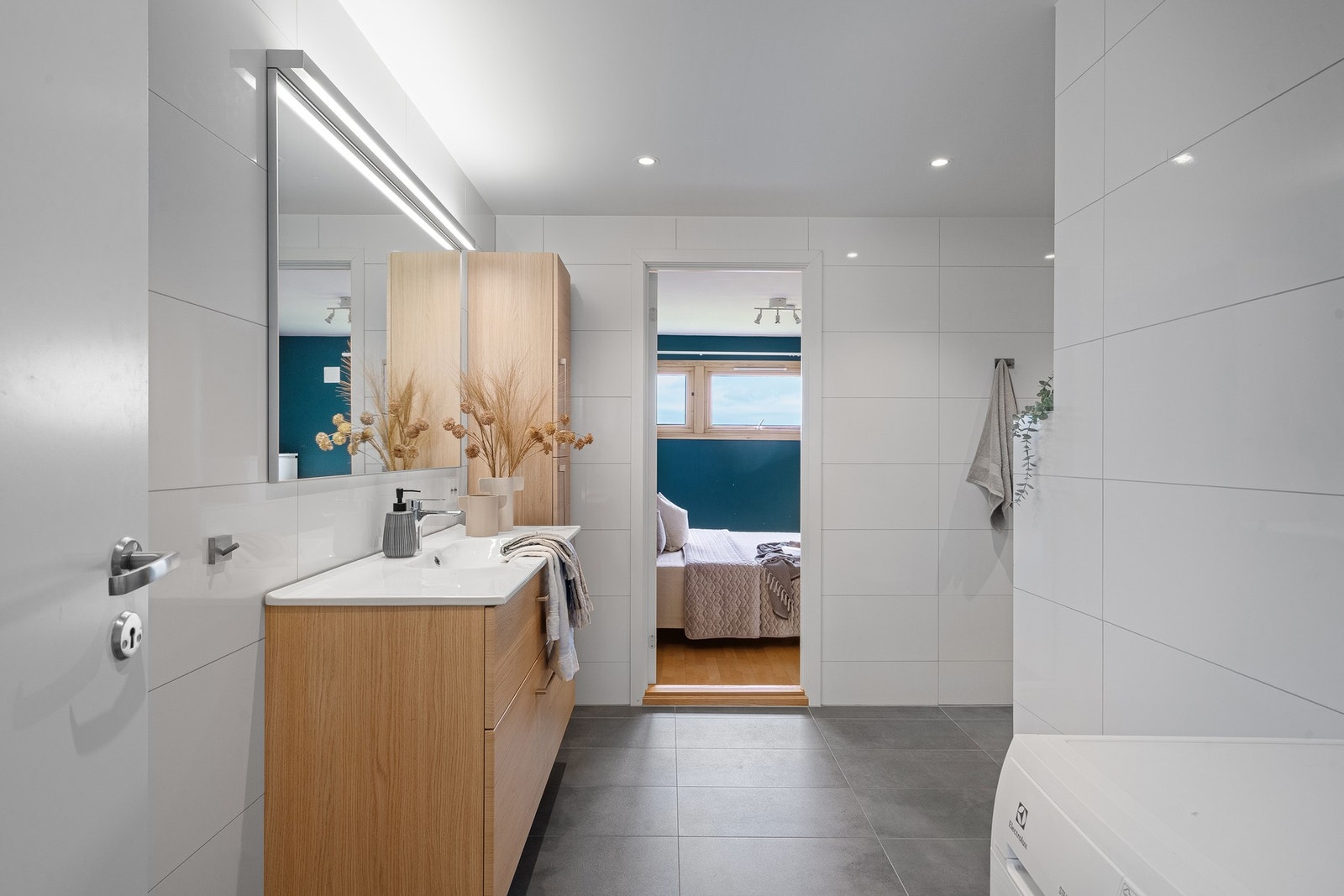 Nyere røropplegg (rør-i-rør), opplegg for vaskemaskin. Gulvvarme. Galleribilde