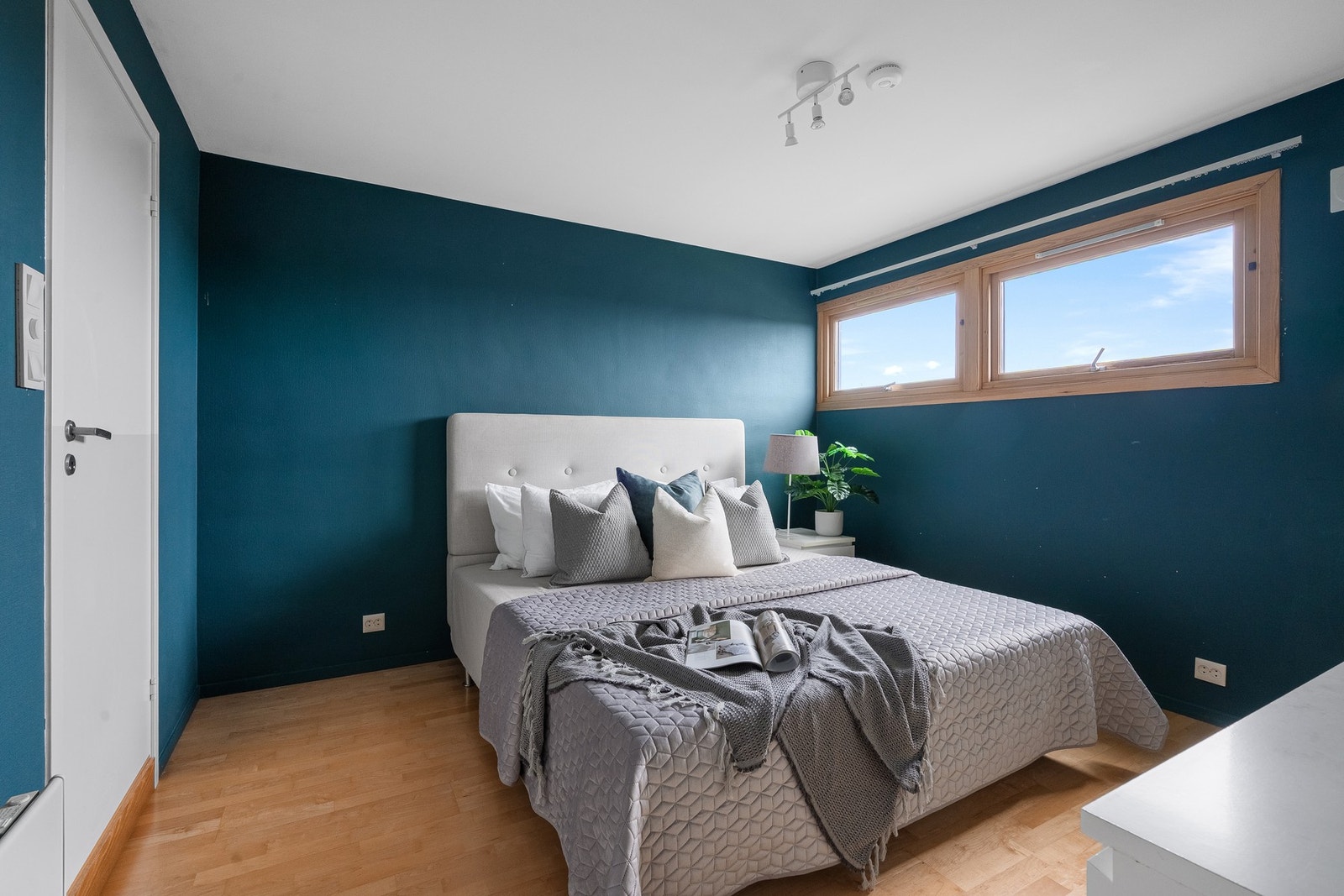 Kan enkelt innredes med dobbeltseng og garderobeløsning. Galleribilde