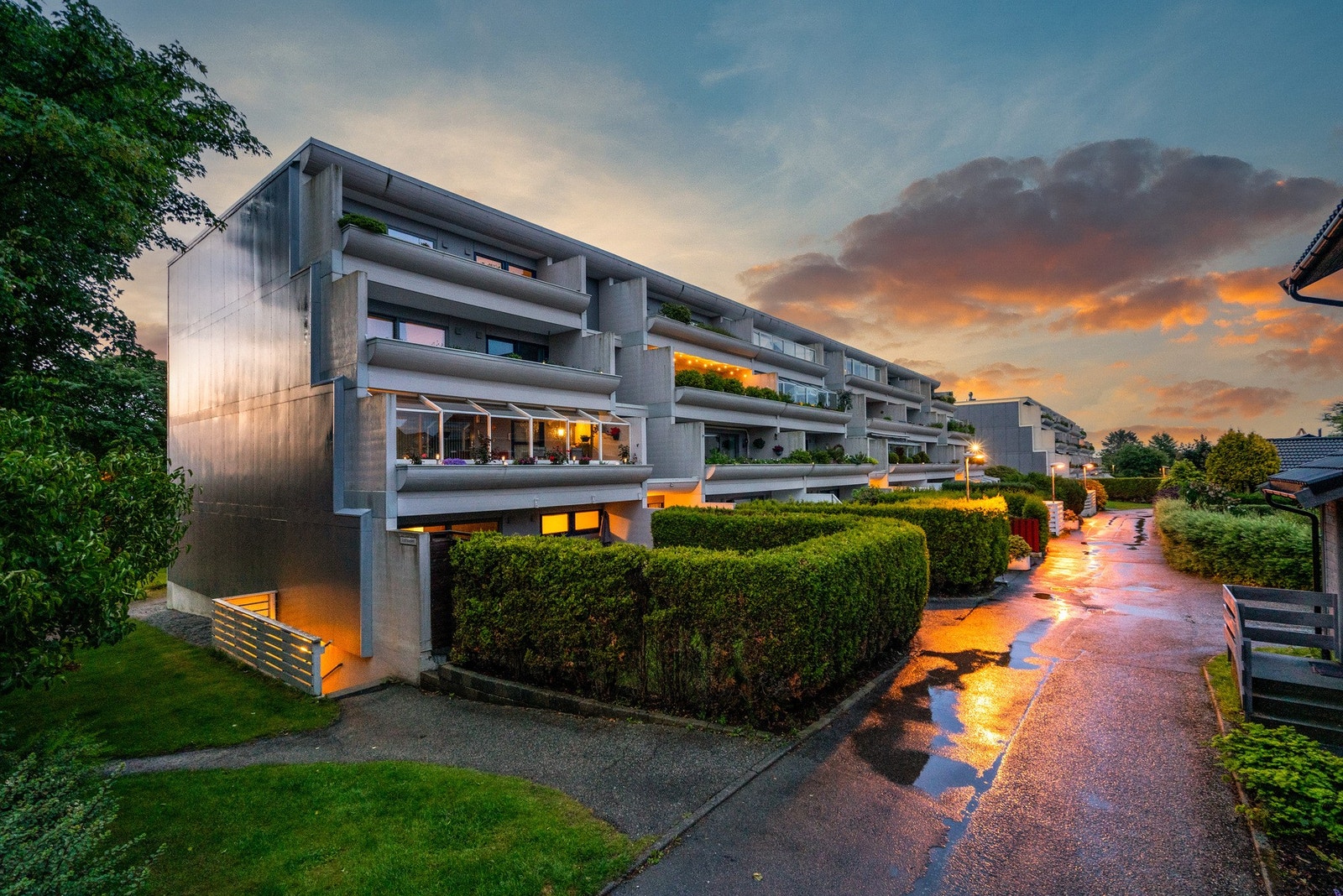 Dette er en gjennomført og moderne topp- og hjørneleilighet i 4.etg med gjennomgående god standard og fantastisk beliggenhet. Galleribilde