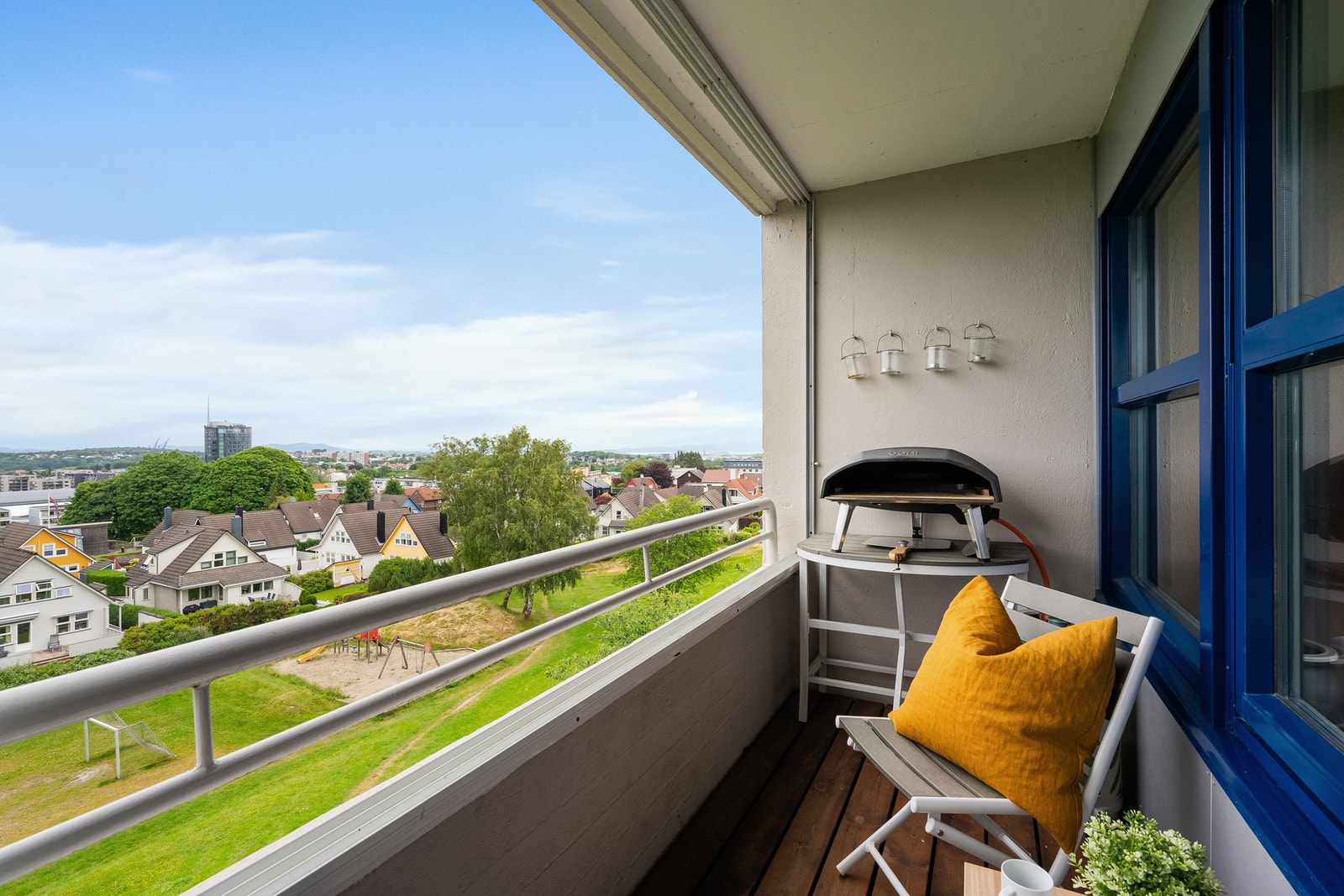 Solrik balkong med kveldssol. Galleribilde