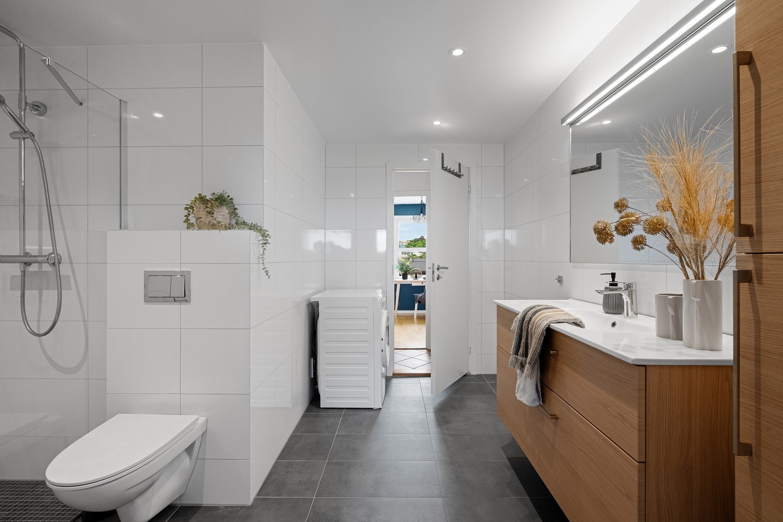 Lyst og pent baderom, pusset opp i 2020. Galleribilde