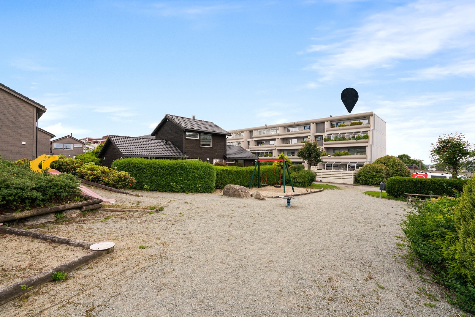 Gåavstand til badeanlegget Gamlingen, Stavanger tennisklubb og DNB Arena. Kort avstand til barne- og ungdomsskole og barnehage. Galleribilde
