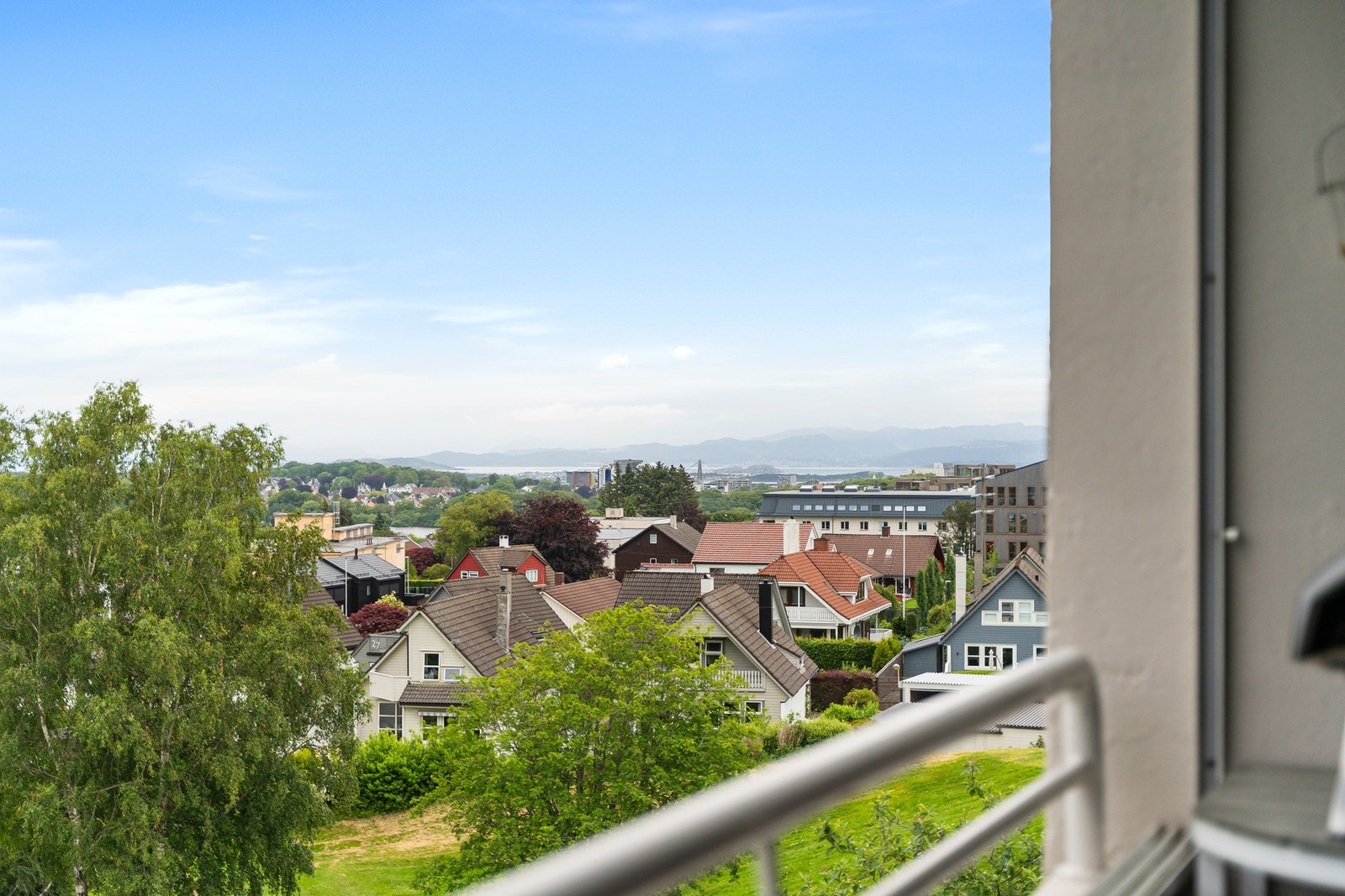 Balkongen er innglasset, innglassingen kan åpnes helt. Galleribilde