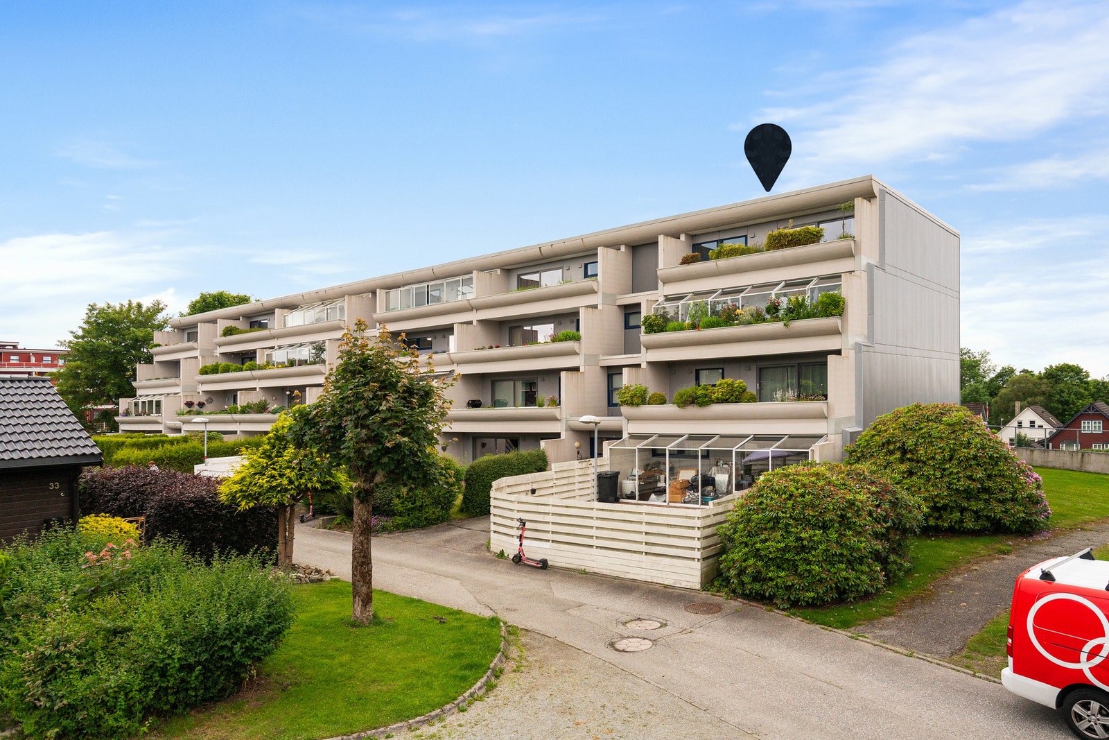 Topp- og hjørneleilighet. To boder med plass til oppbevaring. Fast parkeringsplass i lukket anlegg med mulighet elbillader. Galleribilde