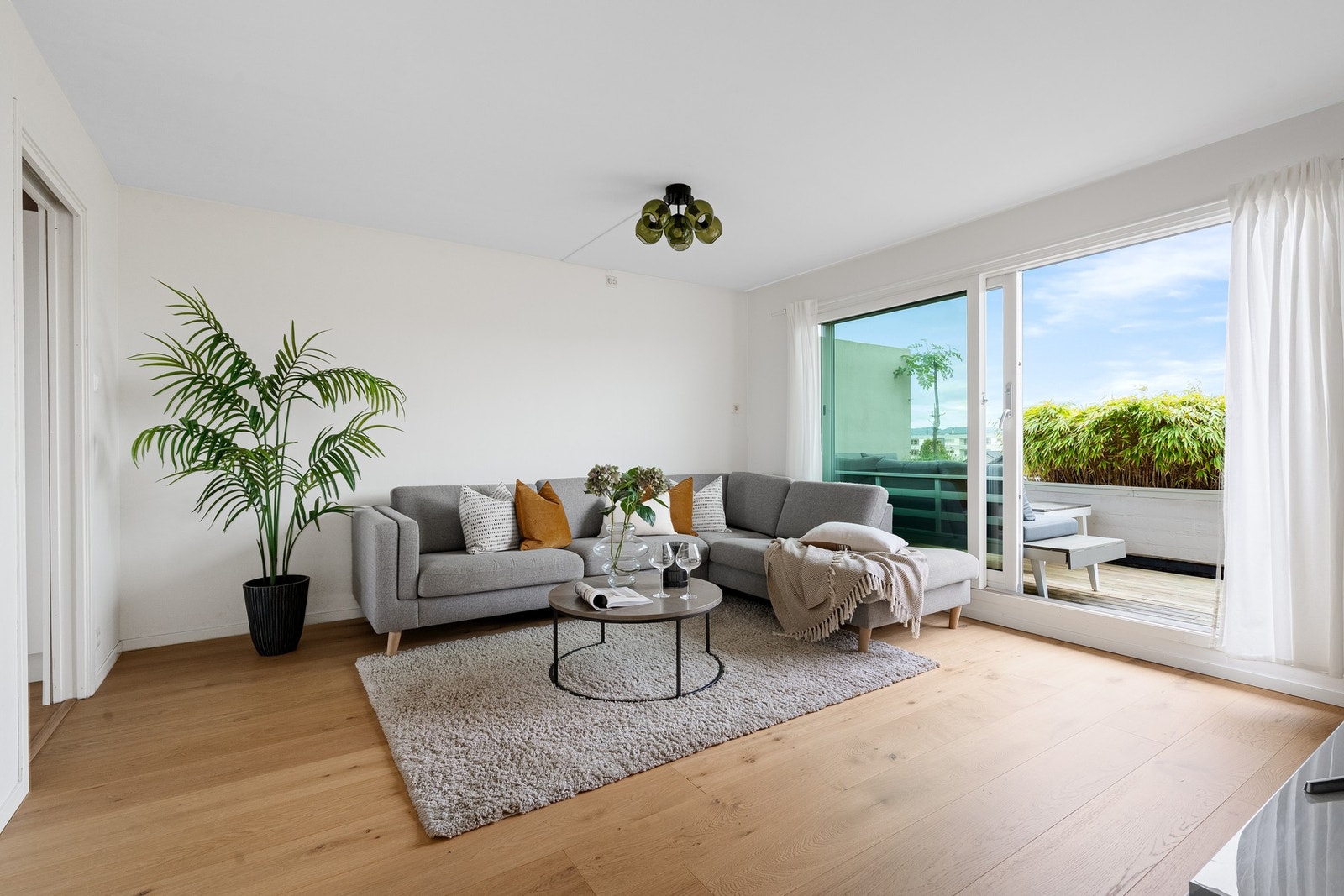 Innhold: 4.etg: Entré, stue, kjøkken, spisestue, toalettrom, bad og 2 soverom. Galleribilde