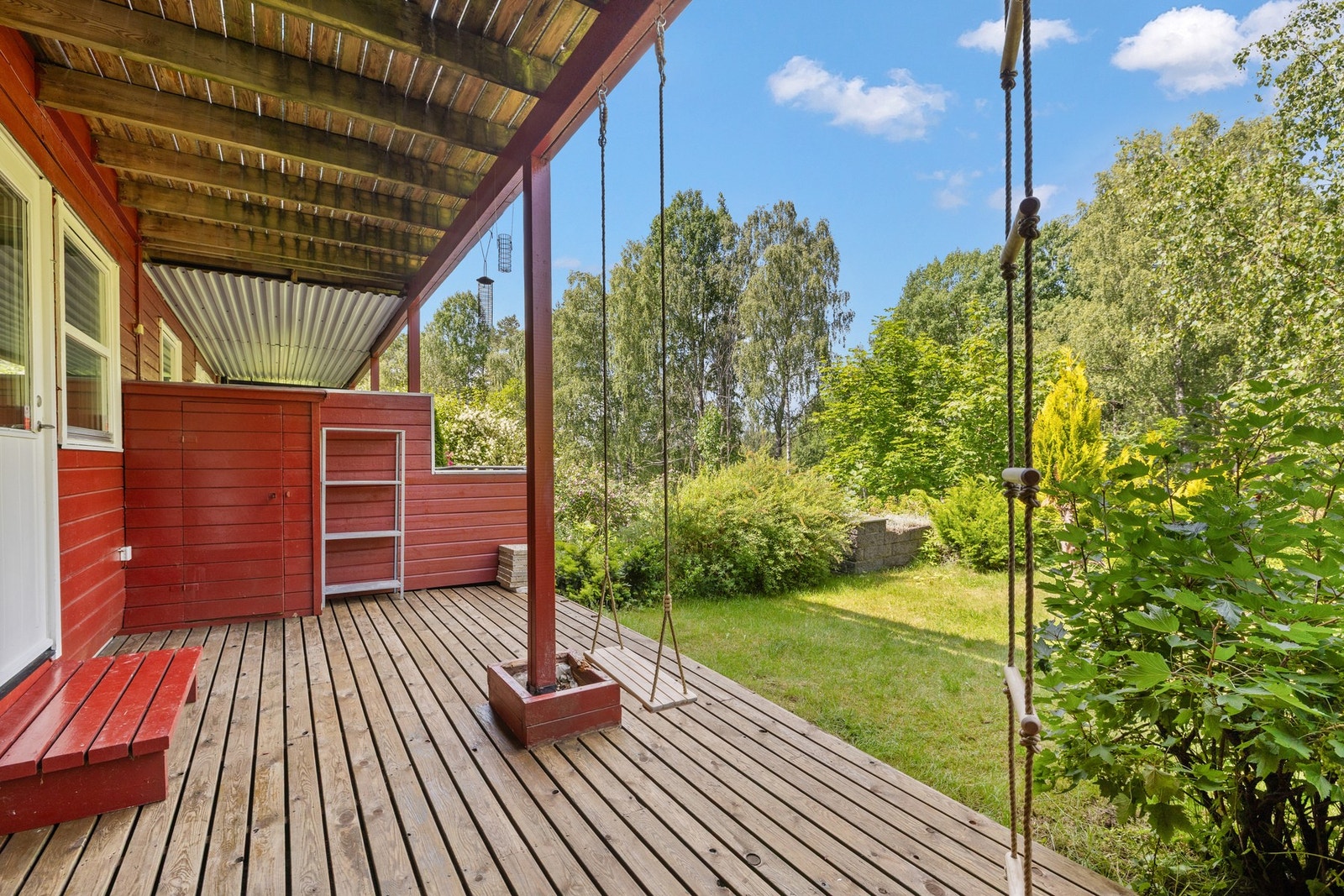 Skjermet og overbygd terrasse med direkte adkomst fra underetasjen - perfekt for svale dager i hagen. Galleribilde