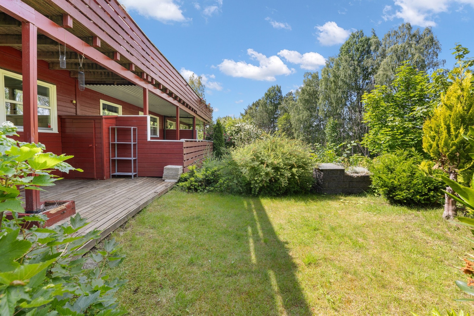 Pent opparbeidet hage med beplantning og god plass til lek, sosiale soner eller grønne prosjekter. Galleribilde