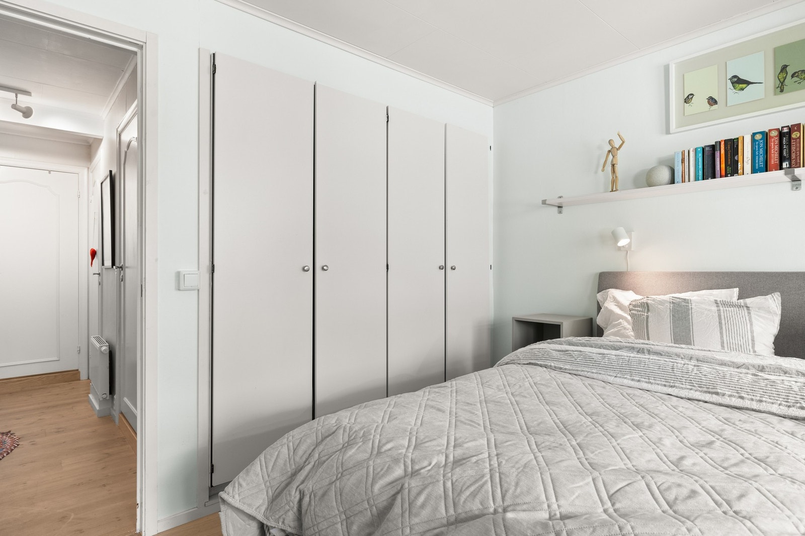 Hovedsoverommet er av god størrelse, med plassbygde garderobeskap Galleribilde