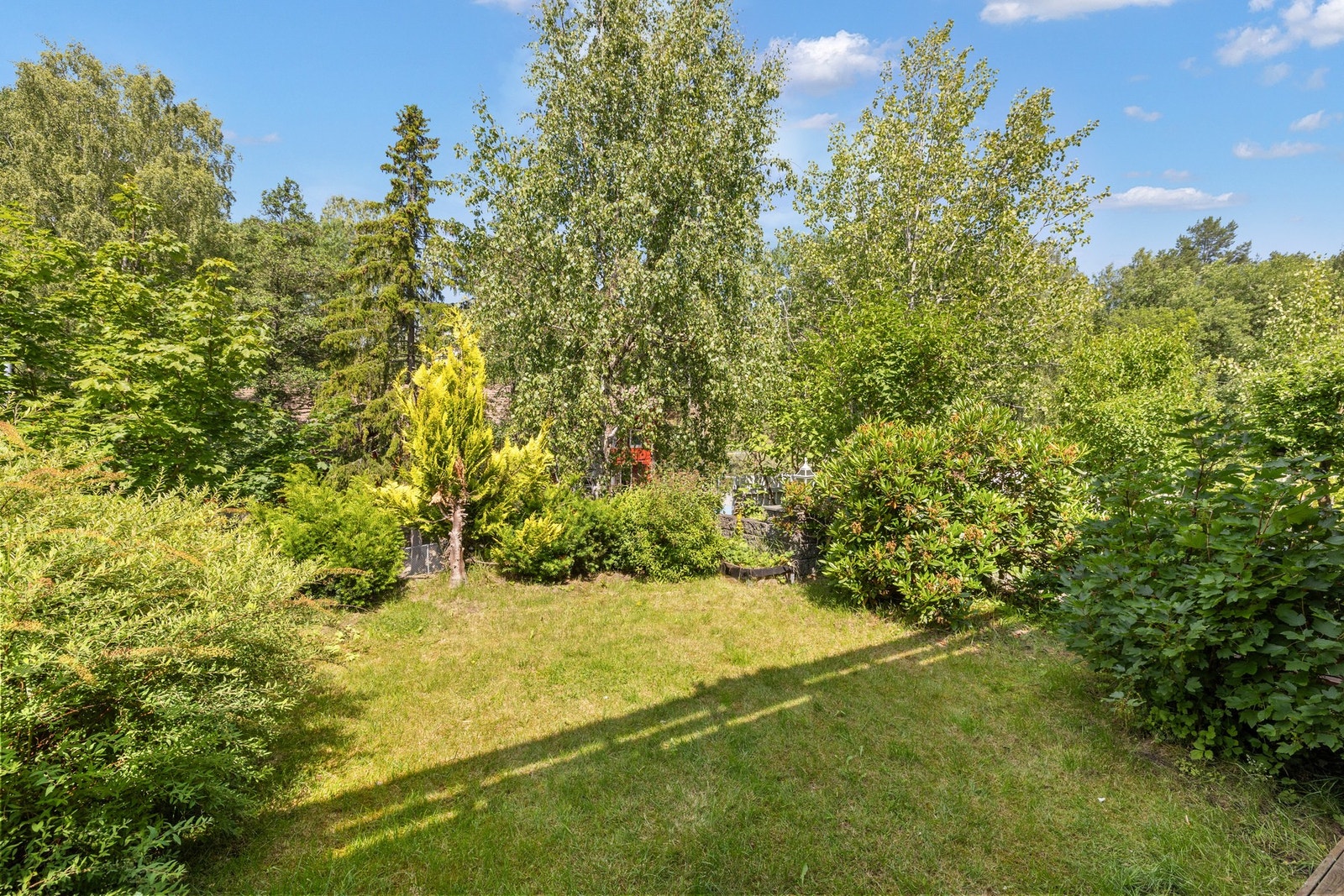 Hagen vender mot vest og grenser til naturen - her får du både privatliv og et grønt pusterom i hverdagen. Galleribilde