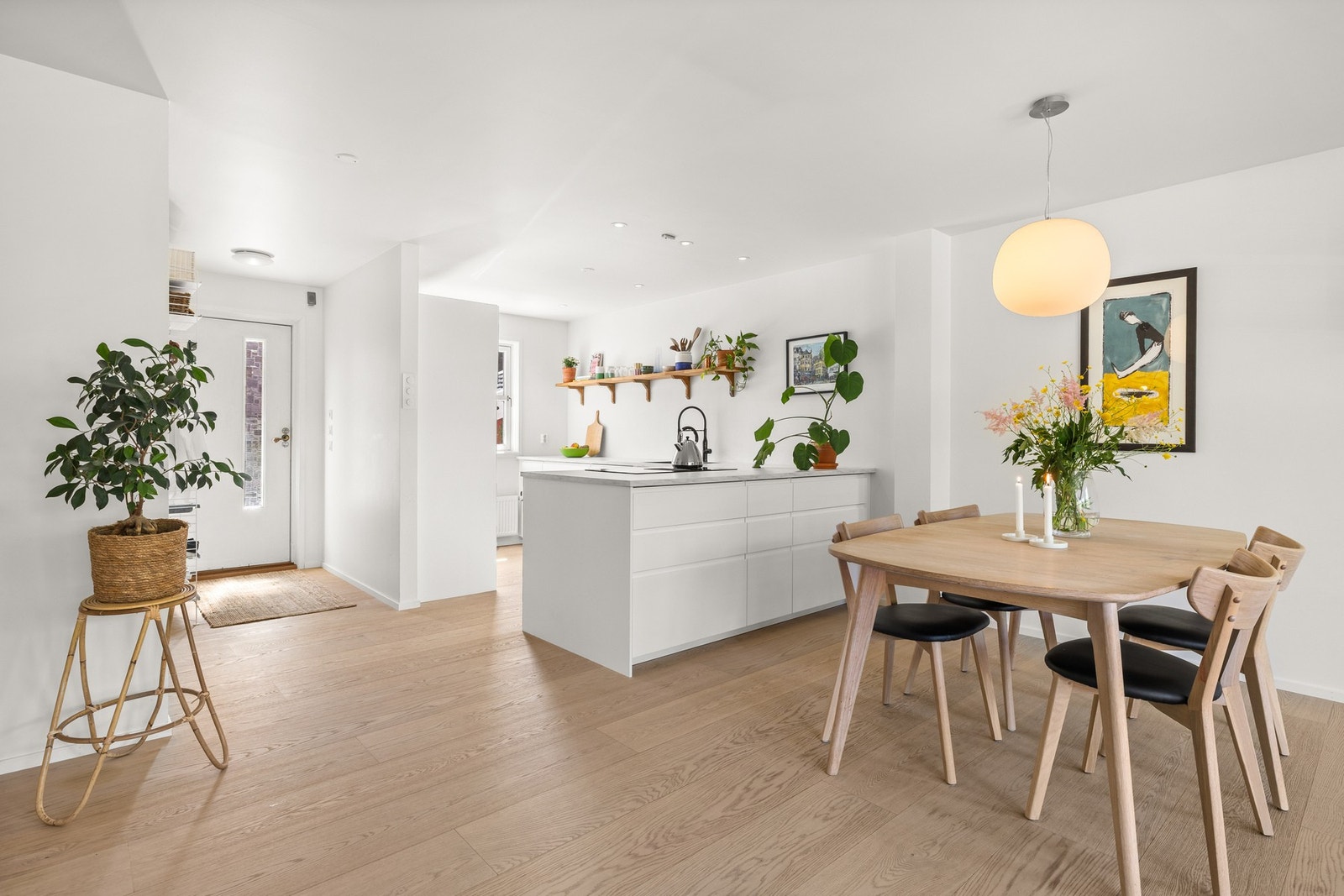 Stuen har en praktisk utforming med flere møbleringsmuligheter, og rommets størrelse gjør det enkelt å tilpasse ulike behov. Galleribilde