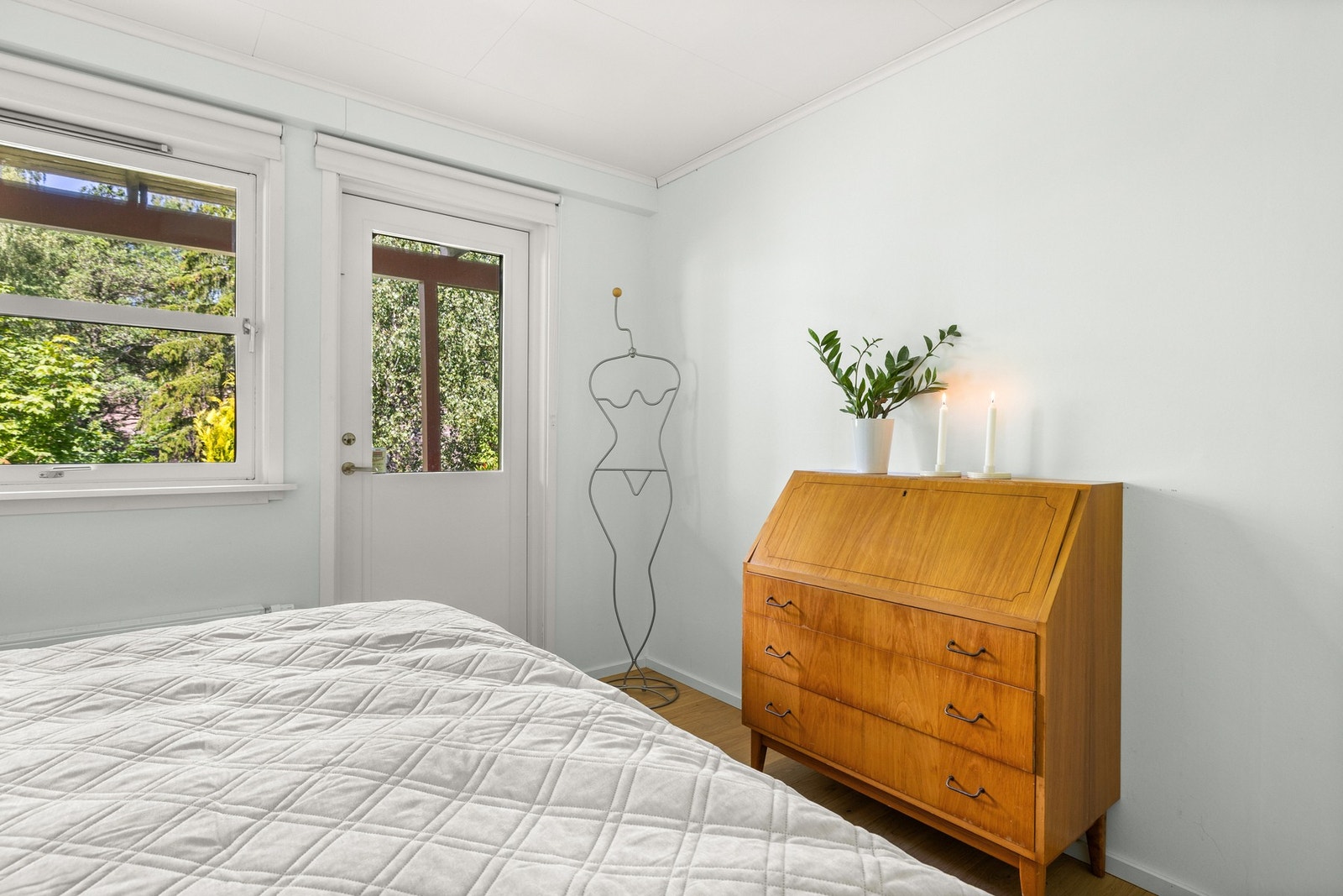 Hovedsoverommet har utgang til en nordvestvendt terrasse på ca. 17 kvm, som videre gir adgang til felles hageareal - perfekt for både avslapning og lek. Galleribilde