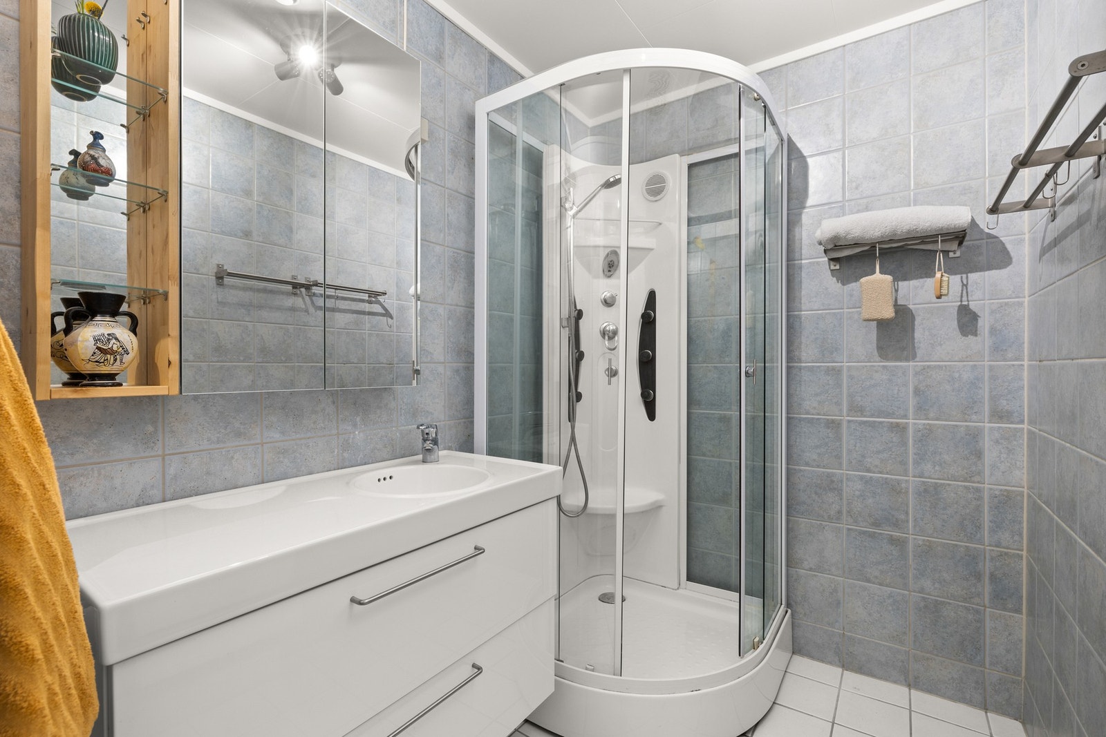 Baderommet i underetasjen har gulv og vegger med fliser. Galleribilde