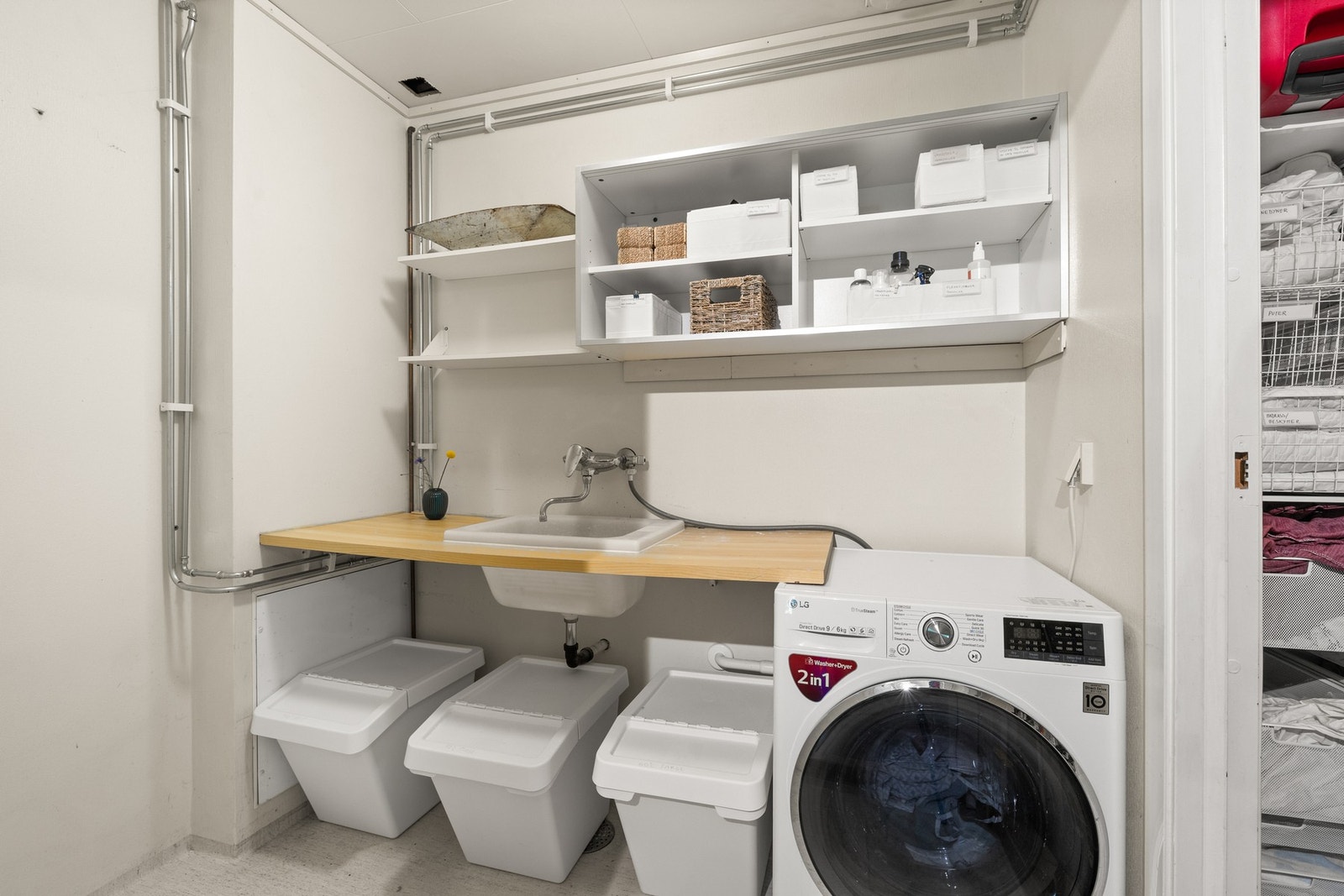 Boligen har et praktisk separat vaskerom. Innenfor vaskerommet finnes en bod med god oppbevaringsplass. Galleribilde