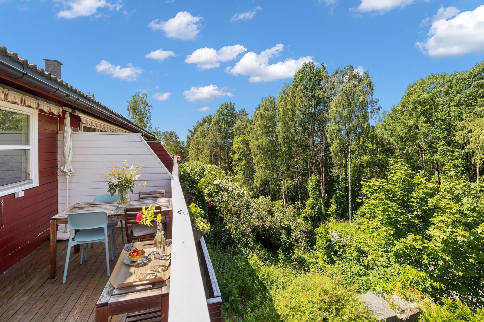 Fra stuen er det utgang til en nordvestvendt balkong på ca. 13 kvm. Galleribilde