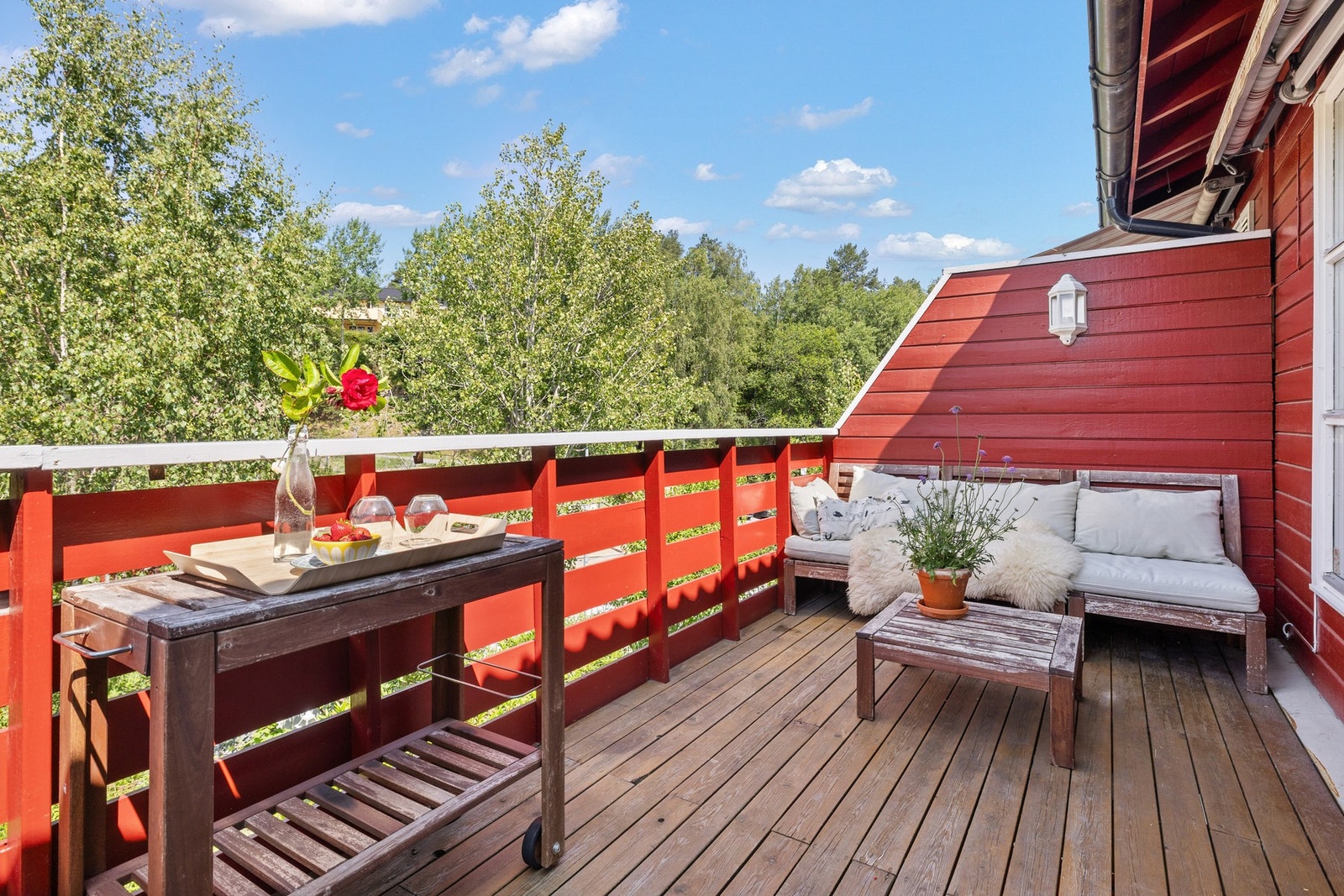 Balkongen har gode solforhold på ettermiddagen og kvelden, og byr på plass til både spisegruppe og sitteplass - et flott uterom med utsyn mot grønne omgivelser. Galleribilde