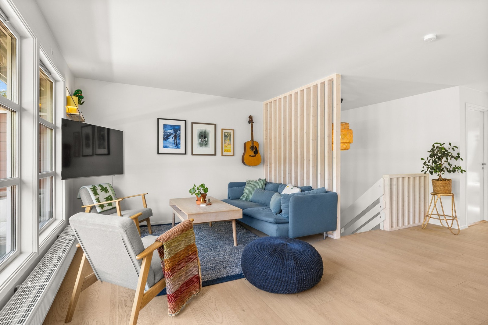 Boligen har en lys og innbydende stue med god plass til både sofagruppe og spiseplass. Galleribilde