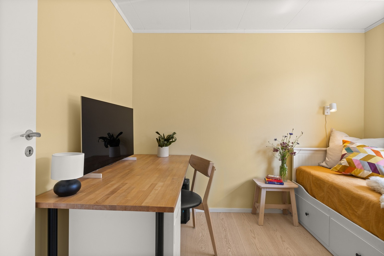 Soverommet i 1. etasje ble pusset opp i 2025 og fremstår som et lyst og trivelig rom med flere bruksområder - ideelt som hovedsoverom, gjesterom eller hjemmekontor. Galleribilde