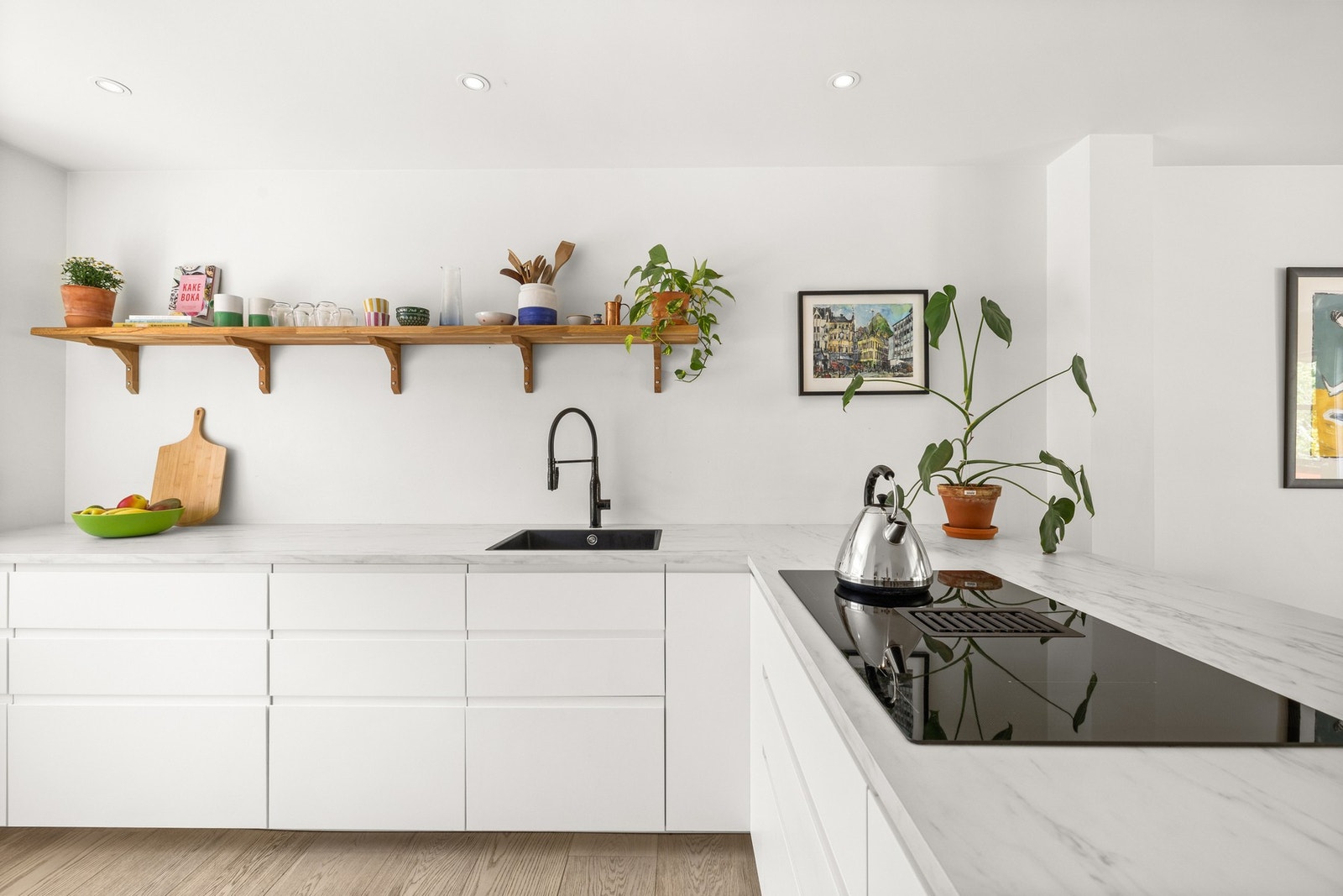 Løsningen åpner opp mot stue og spiseplass, noe som gir en naturlig og sosial flyt i rommet. Galleribilde