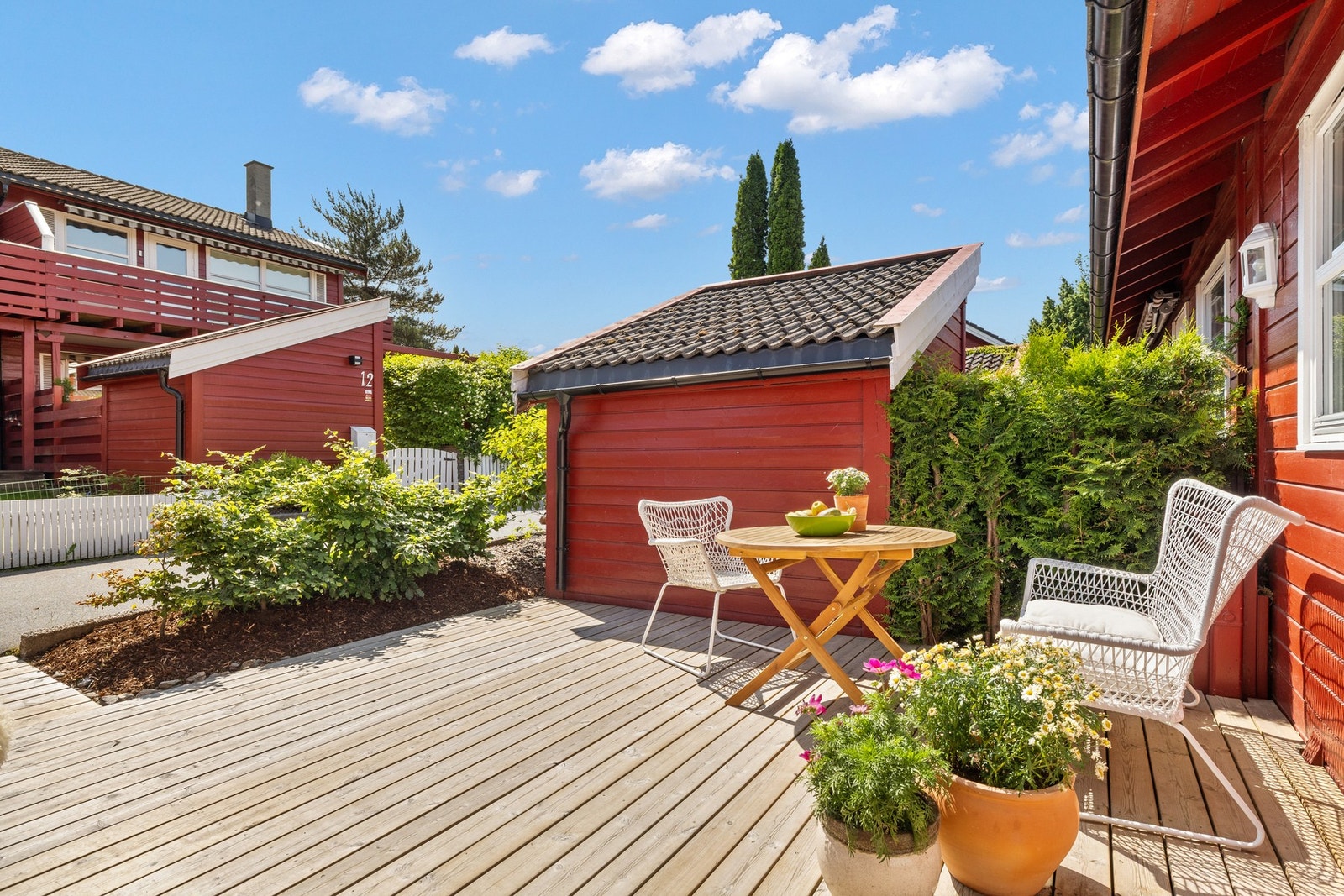 Her er det plass til sittegruppe og beplantning, og terrassen skaper en lun velkomstsone foran boligen. Galleribilde