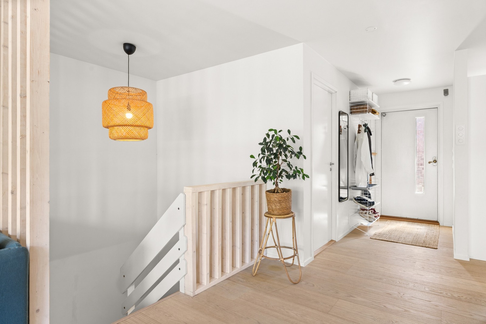 Entréen gir et godt førsteinntrykk og har en praktisk utforming med plass til oppheng og oppbevaring. Galleribilde