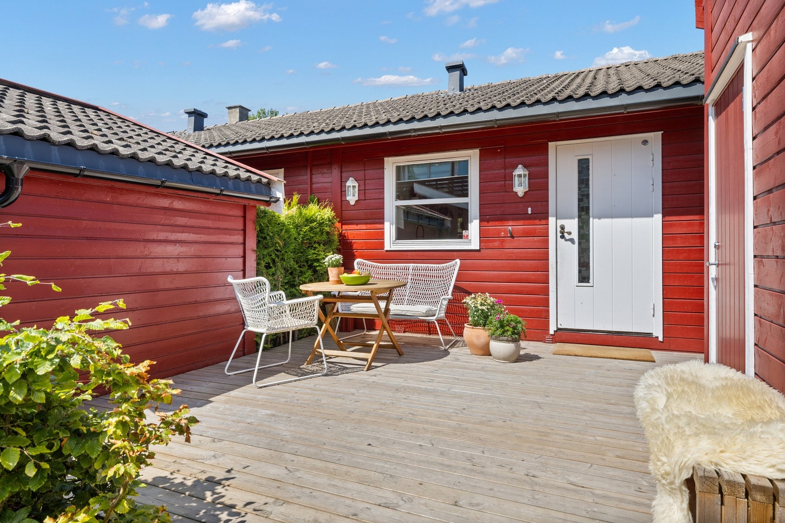 Ved inngangspartiet finner man en sørøstvendt terrasse på ca. 22 kvm som fungerer som en solrik og skjermet uteplass. Galleribilde