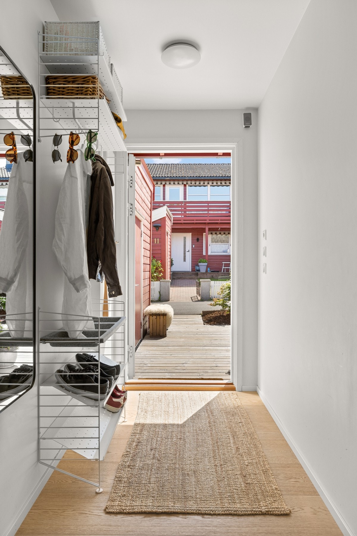 Det ble i 2023 lagt nytt gulv i 1-stavs parkett og veggene er malt i lyse toner, noe som gir et rent og moderne uttrykk. Galleribilde