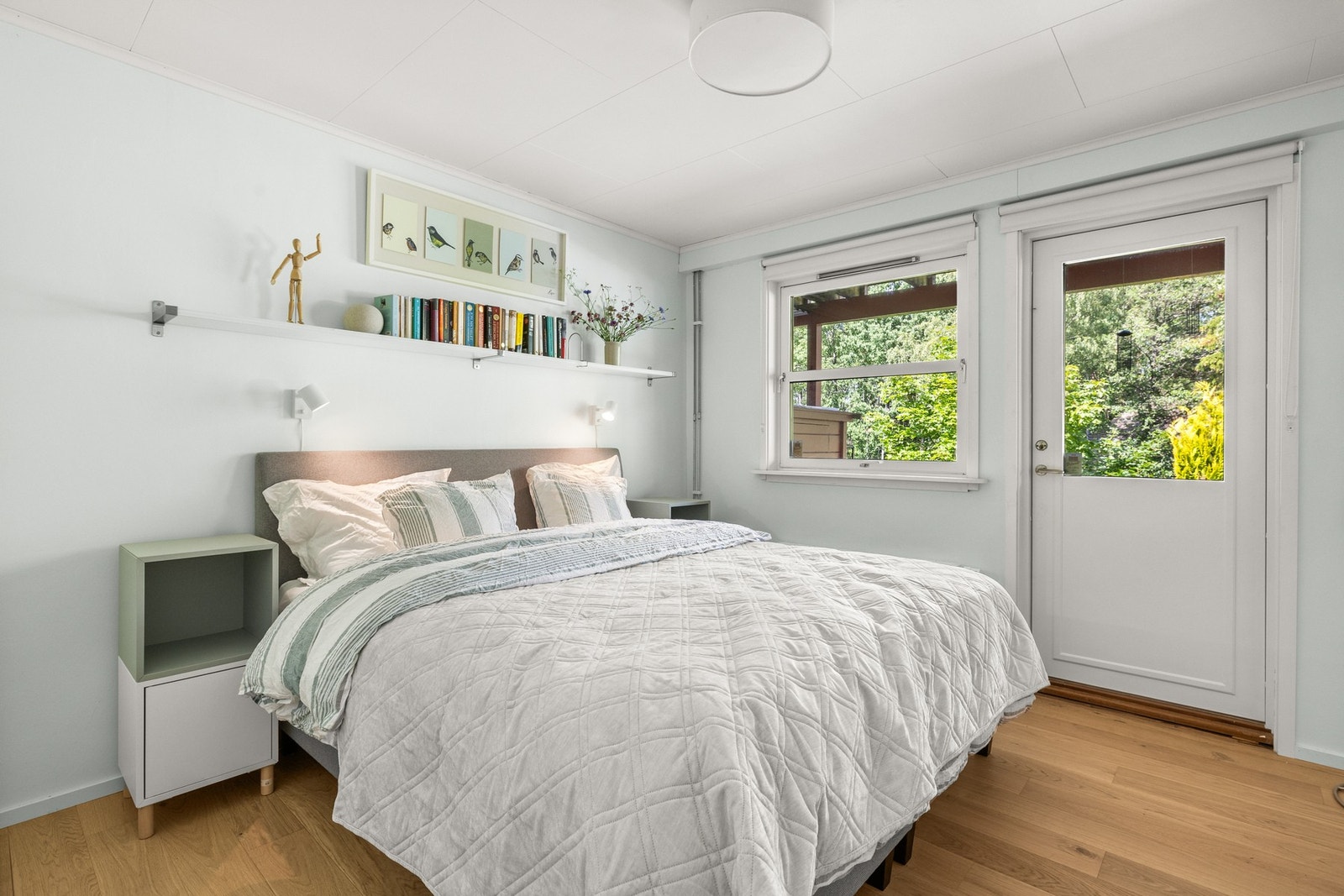 Underetasjen inneholder to romslige soverom som begge ble pusset opp i 2022. Galleribilde